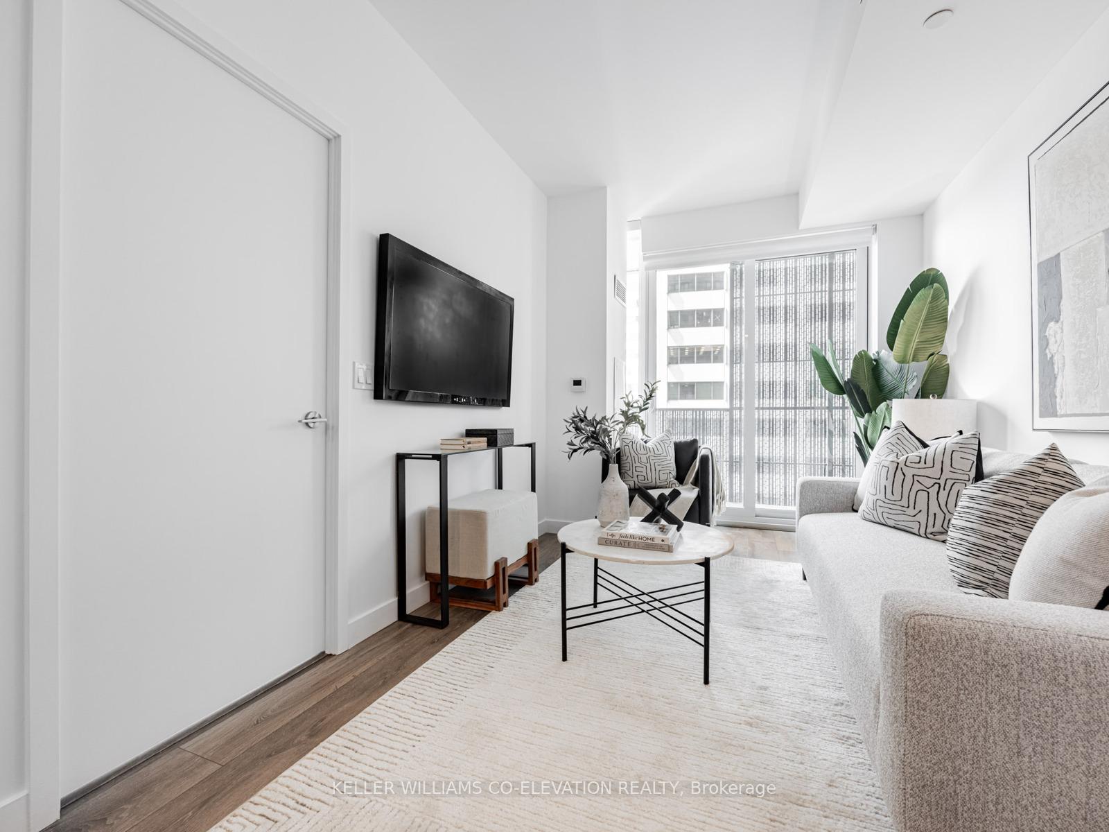 1 Bedroom Condo at 8 Eglinton,  Toronto For sale