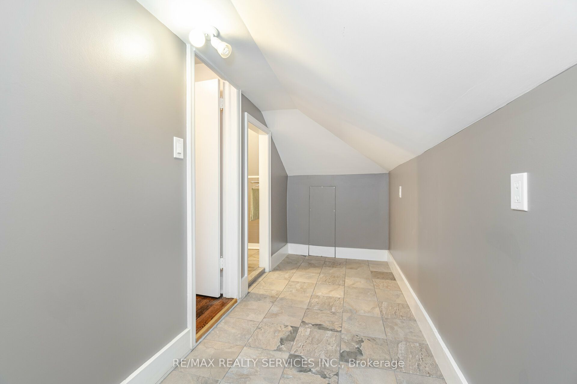 18 Wellington Street W