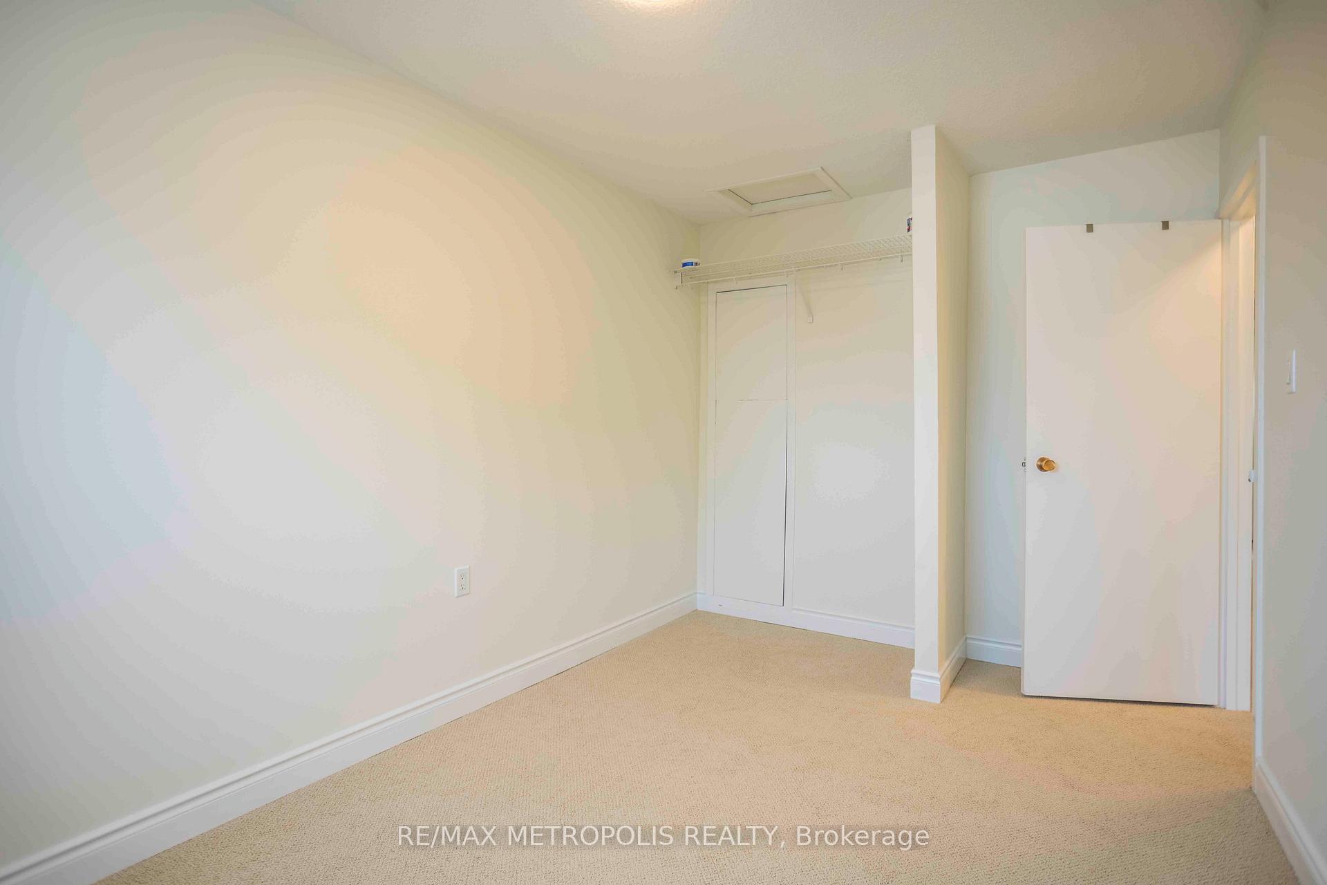 3 Bedrooms Condo at 11 Harrisford, Hamilton For sale