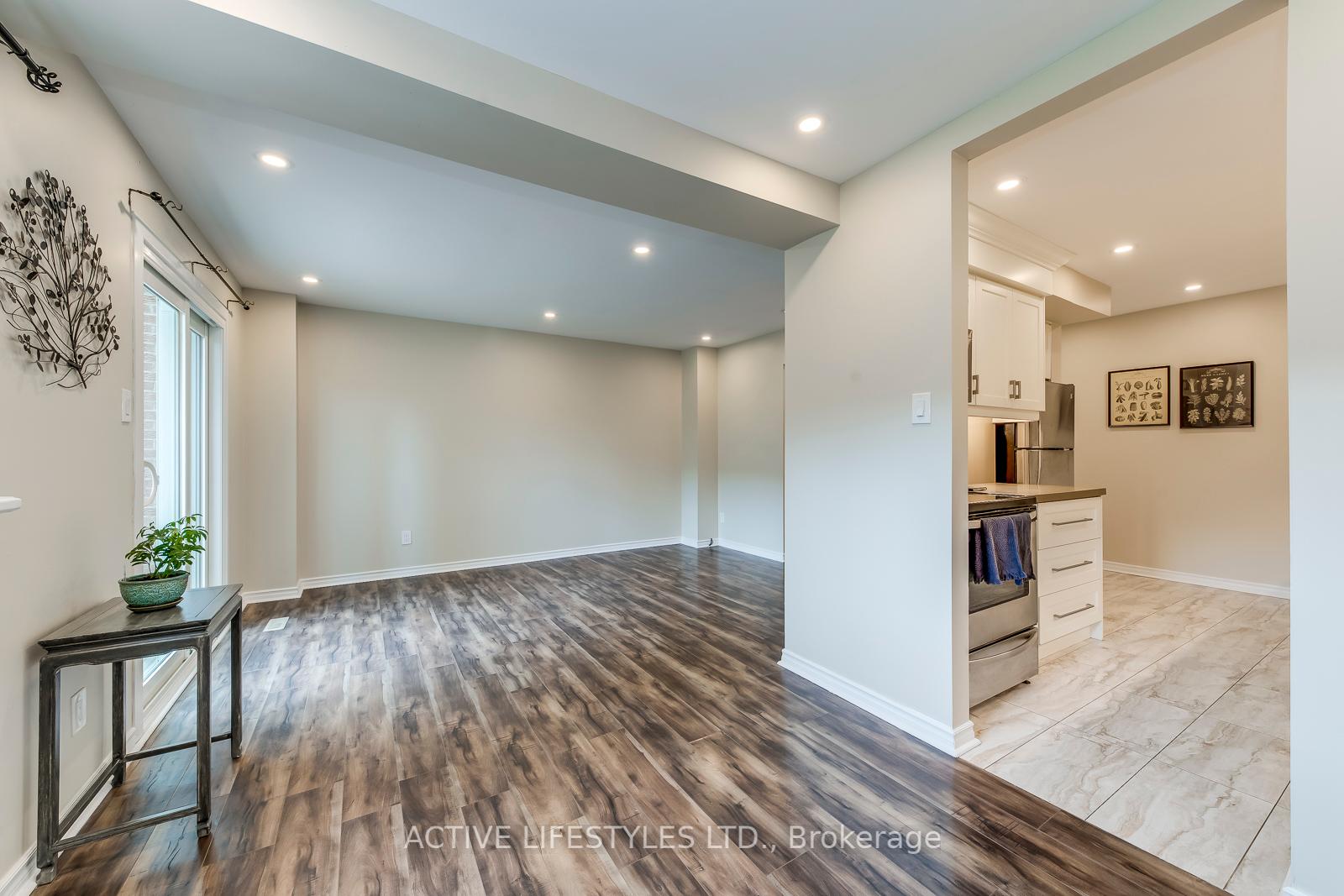 4 Bedrooms Condo at 2301 Derry, Mississauga For sale