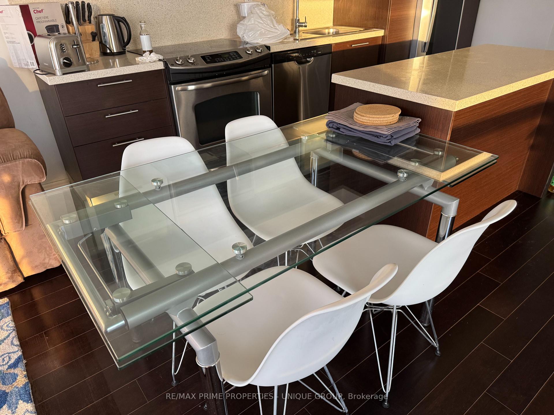 3 Bedrooms Condo at 386 Yonge,  Toronto For sale