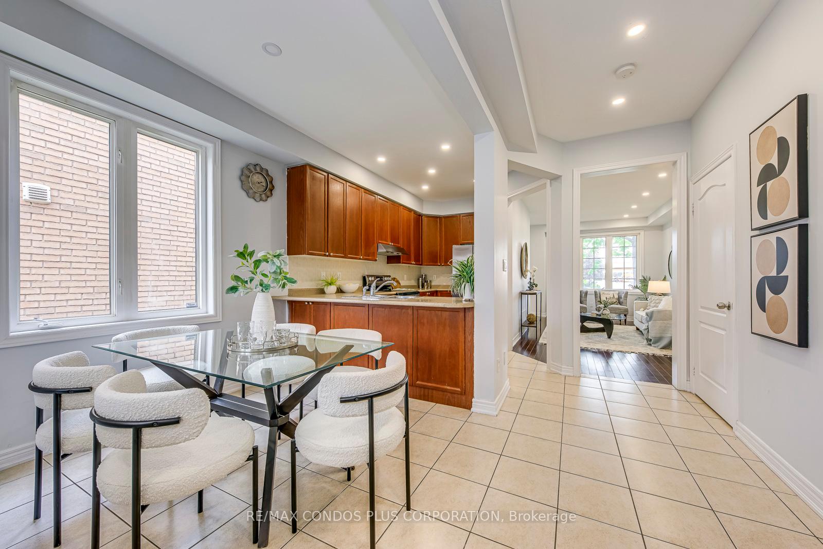 5 Bedrooms Condo at 1015 Galesway, Mississauga For sale