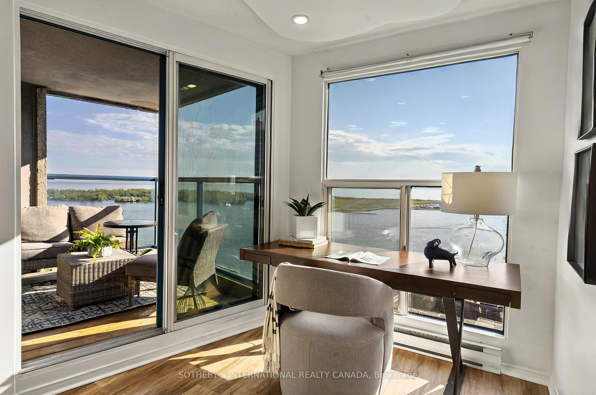 3 Bedrooms Condo at 99 Harbour, Toronto For sale