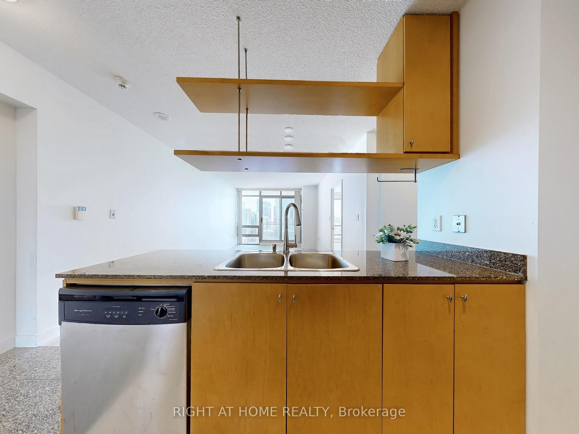 2 Bedrooms Condo at 5 Mariner, Toronto For sale
