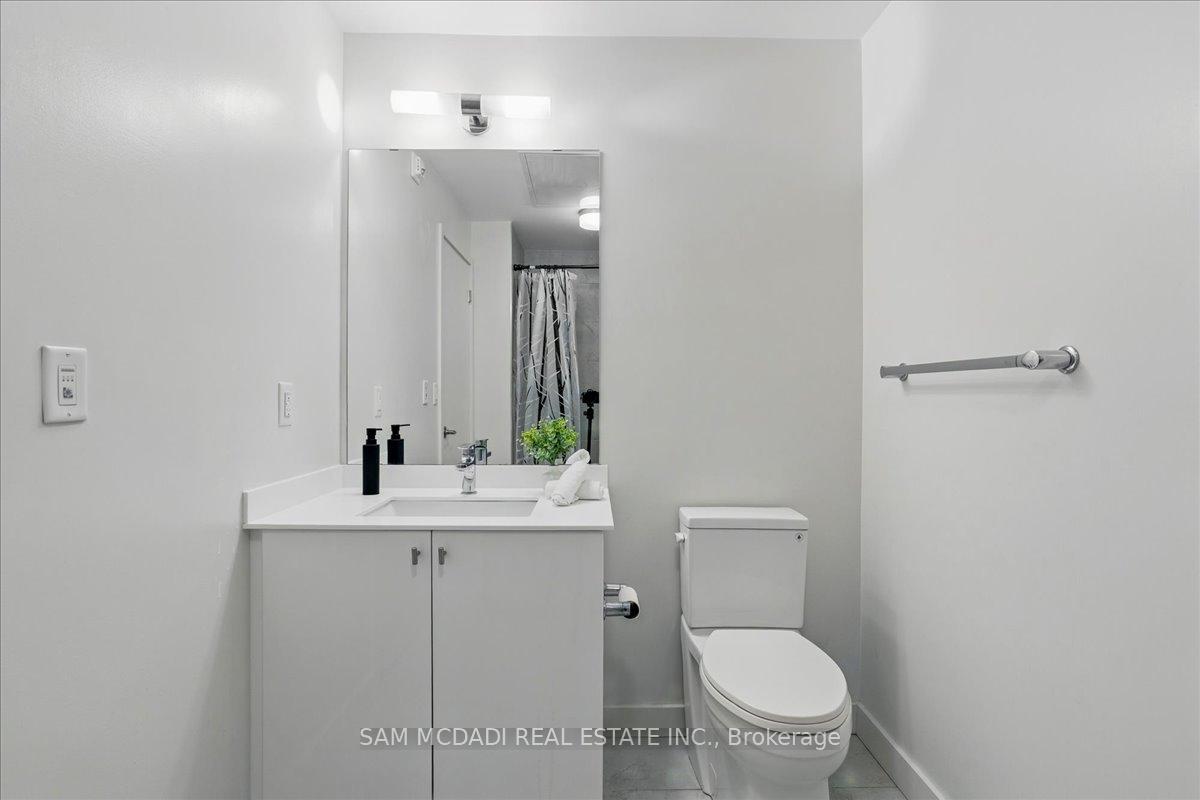 2 Bedrooms Condo at 210 Sabina Dr, Oakville For sale