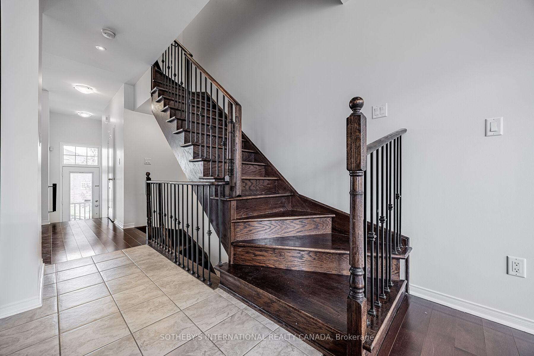 4 Bedrooms Condo at 5700 Tosca, Mississauga For sale
