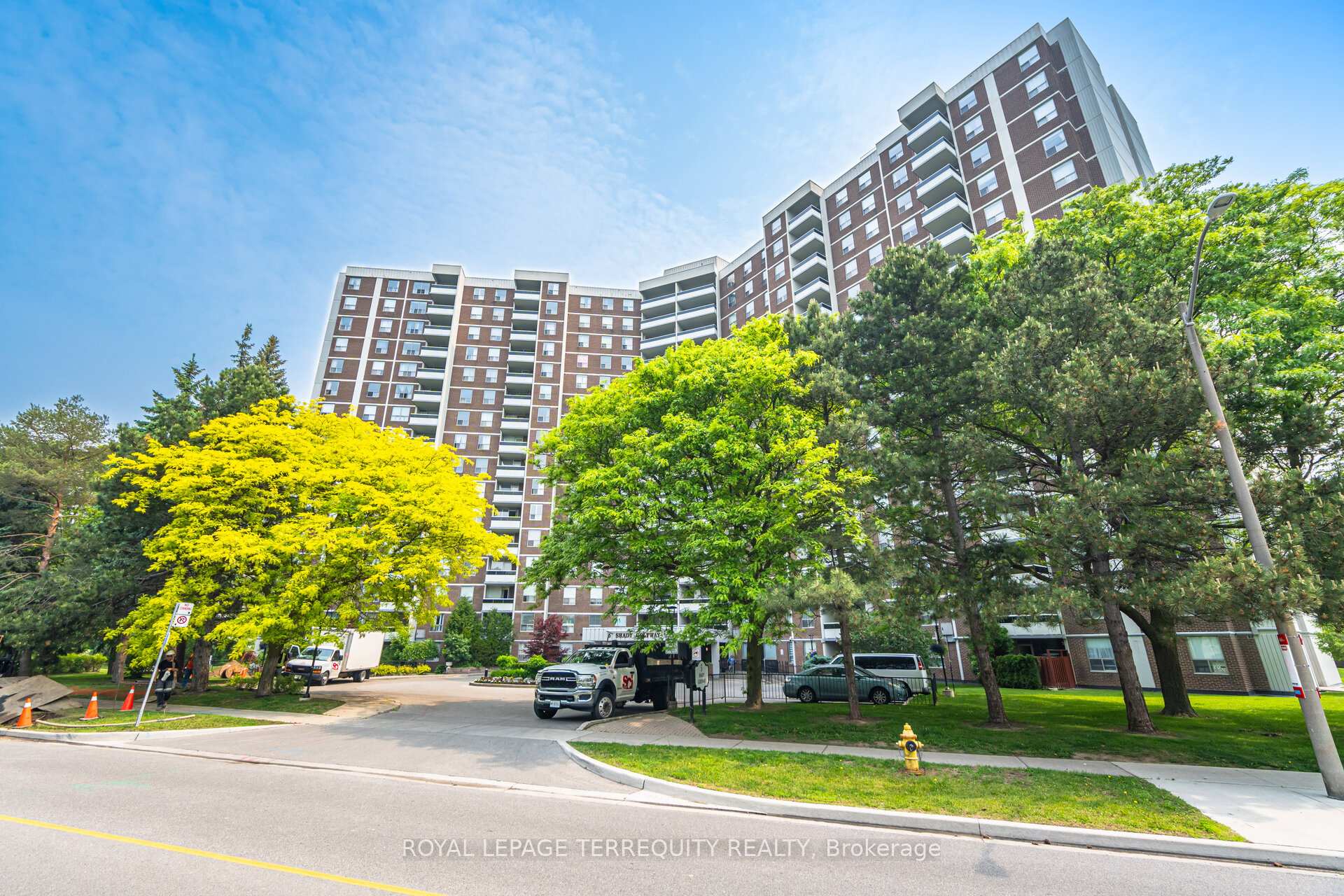 3 Bedrooms Condo at 5 Shady, Toronto For sale