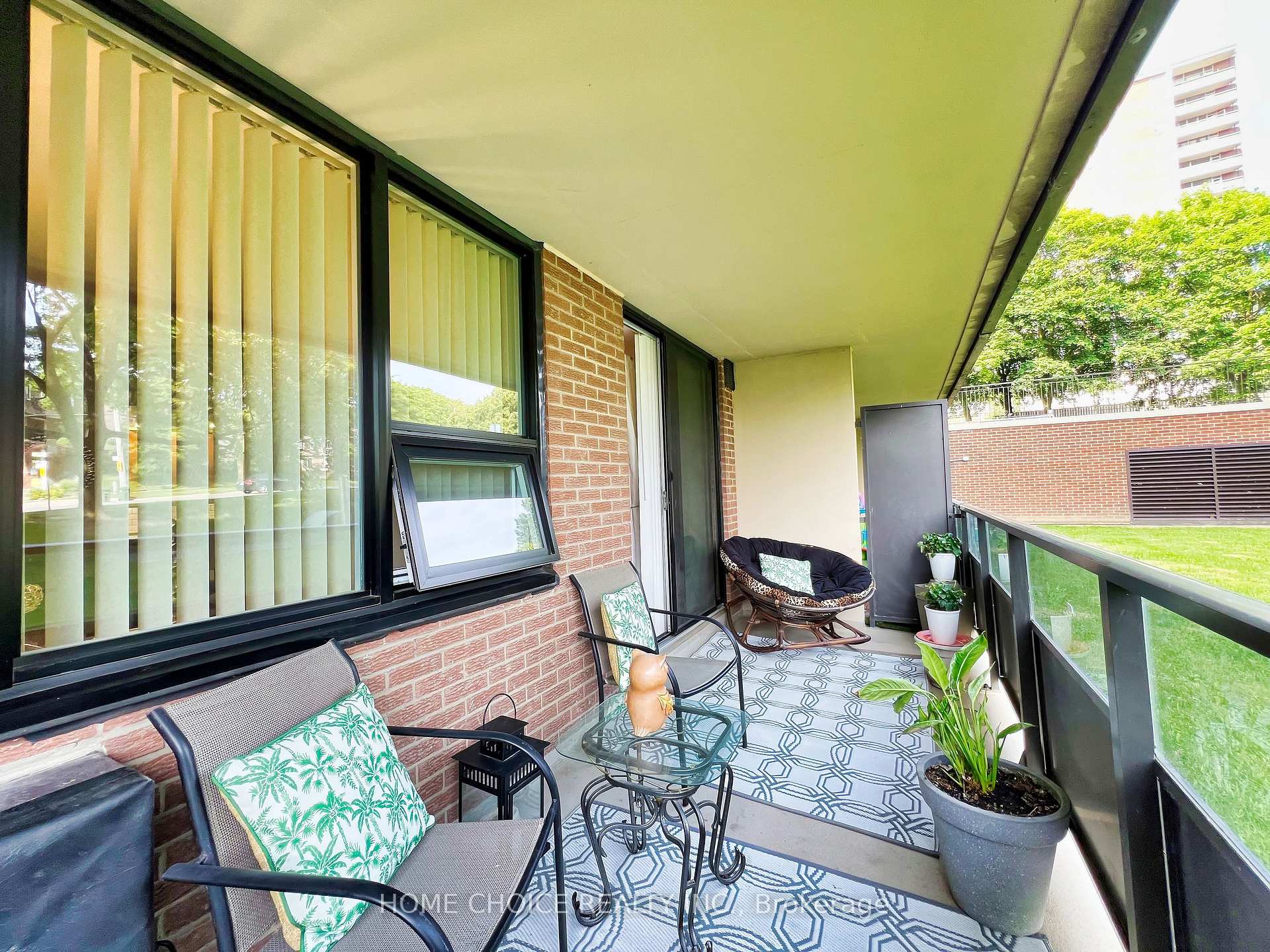 3 Bedrooms Condo at 15 La Rose, Toronto For sale