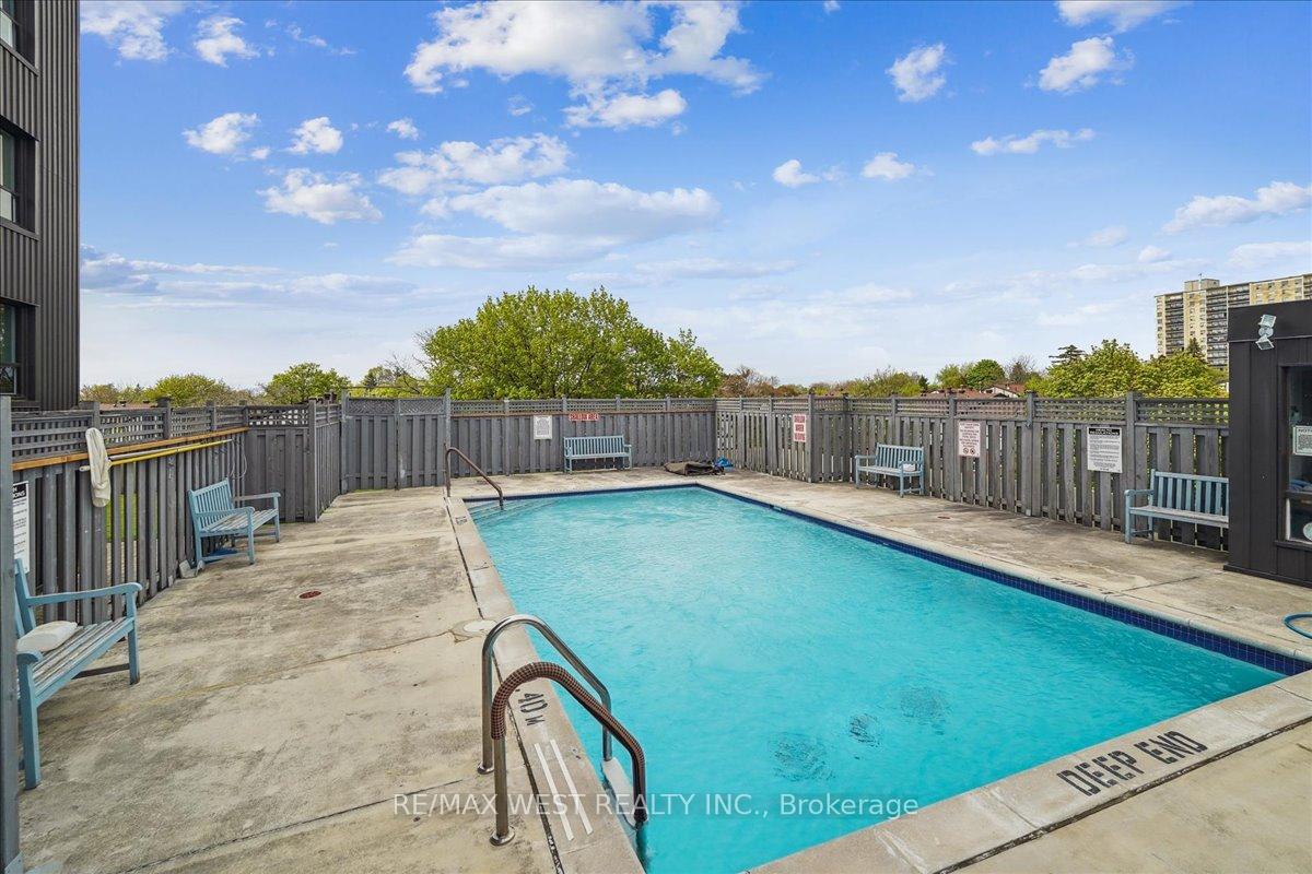 3 Bedrooms Condo at 15 Torrance, Toronto For sale