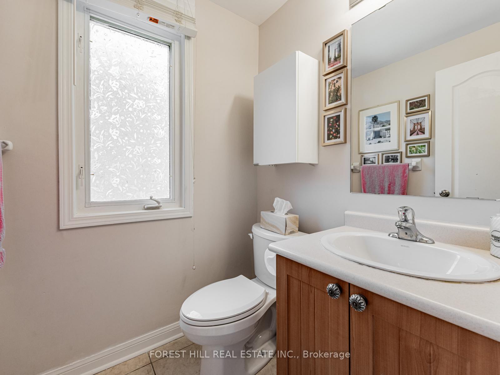 2 Bedrooms Condo at 68 Carr, Toronto For sale