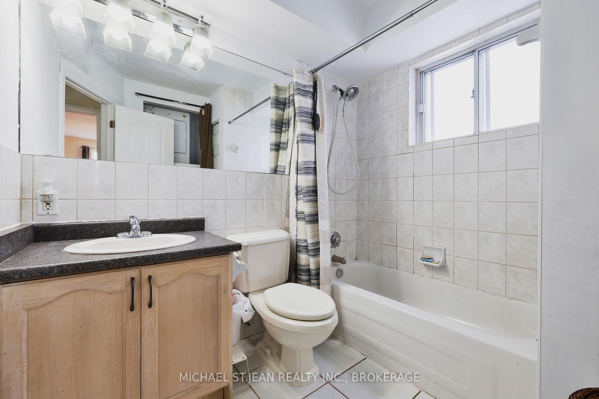 2 Bedrooms Condo at 851 Queenston,  Hamilton For sale