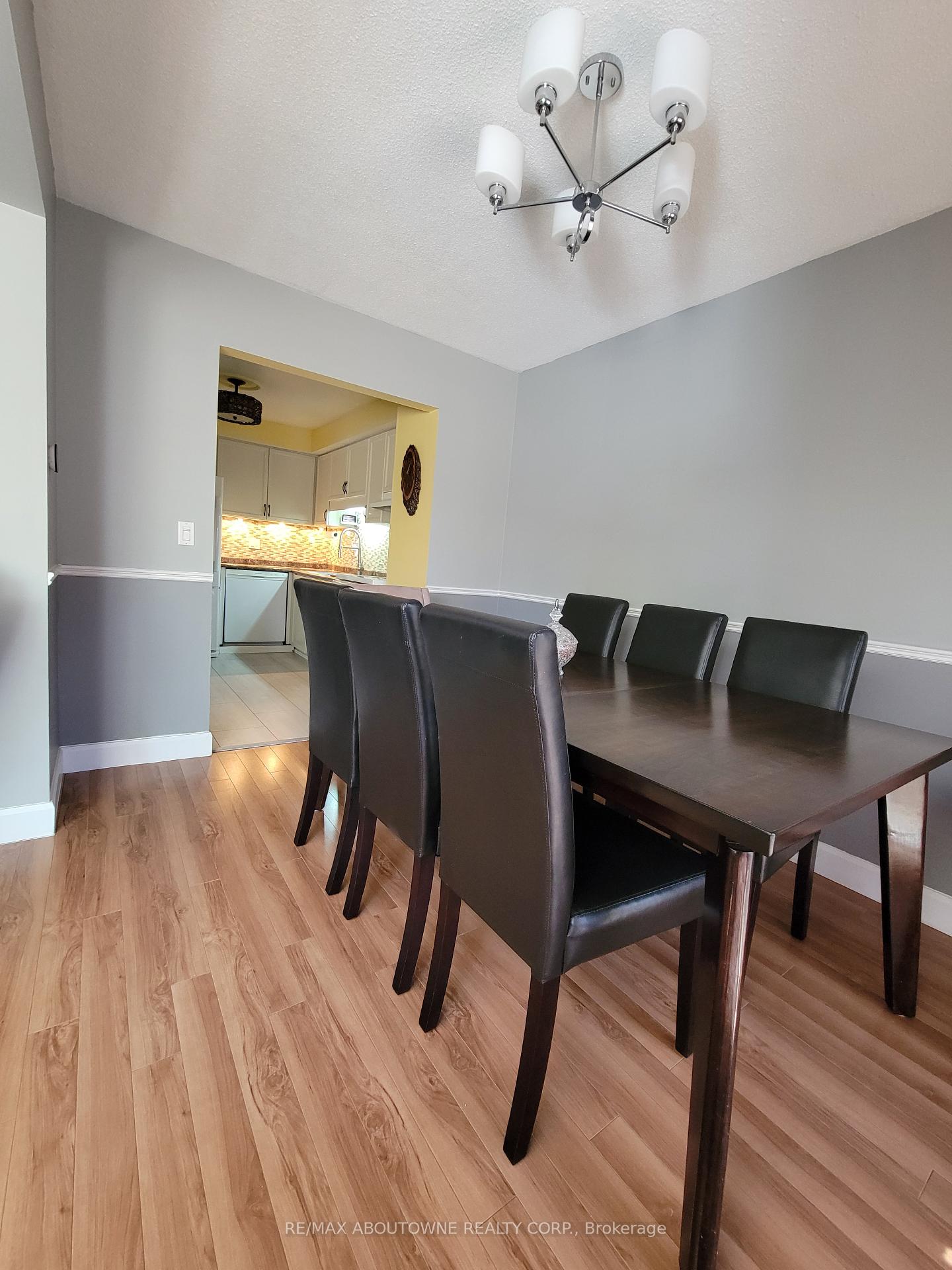 3 Bedrooms Condo at 1 Royalwood, Hamilton For sale