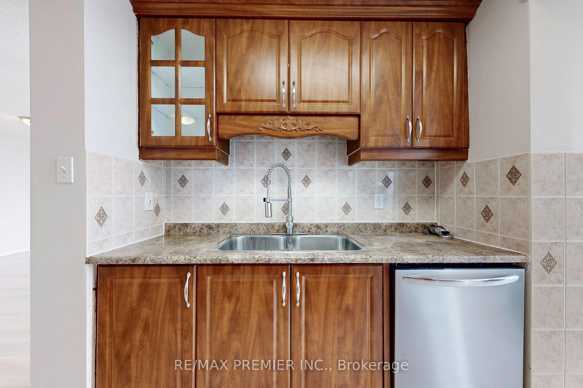 2 Bedrooms Condo at 3 Rowntree, Toronto For sale