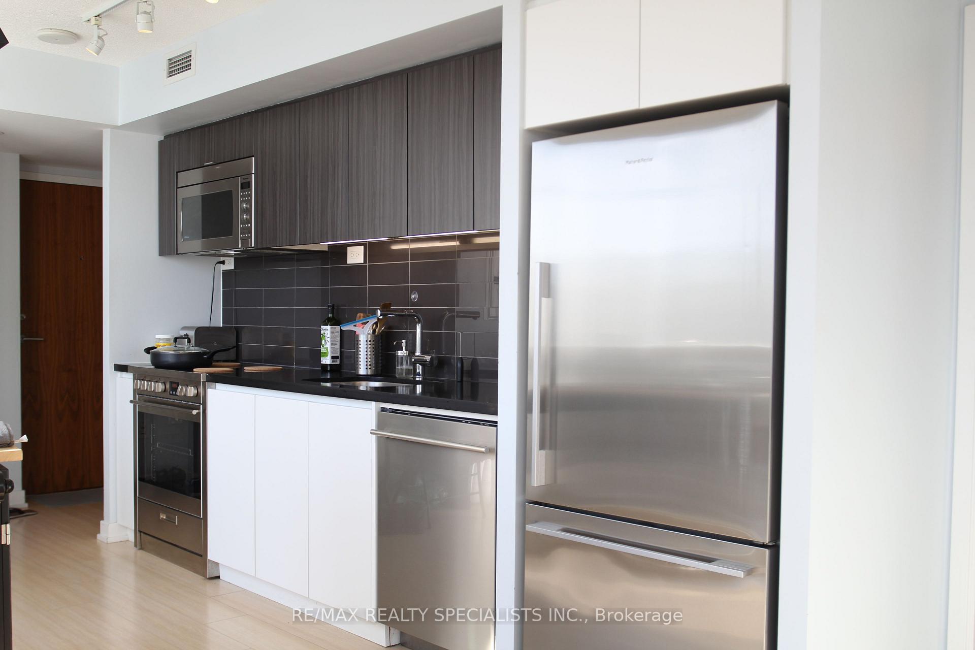 2 Bedrooms Condo at 75 Queens Wharf, Toronto For sale