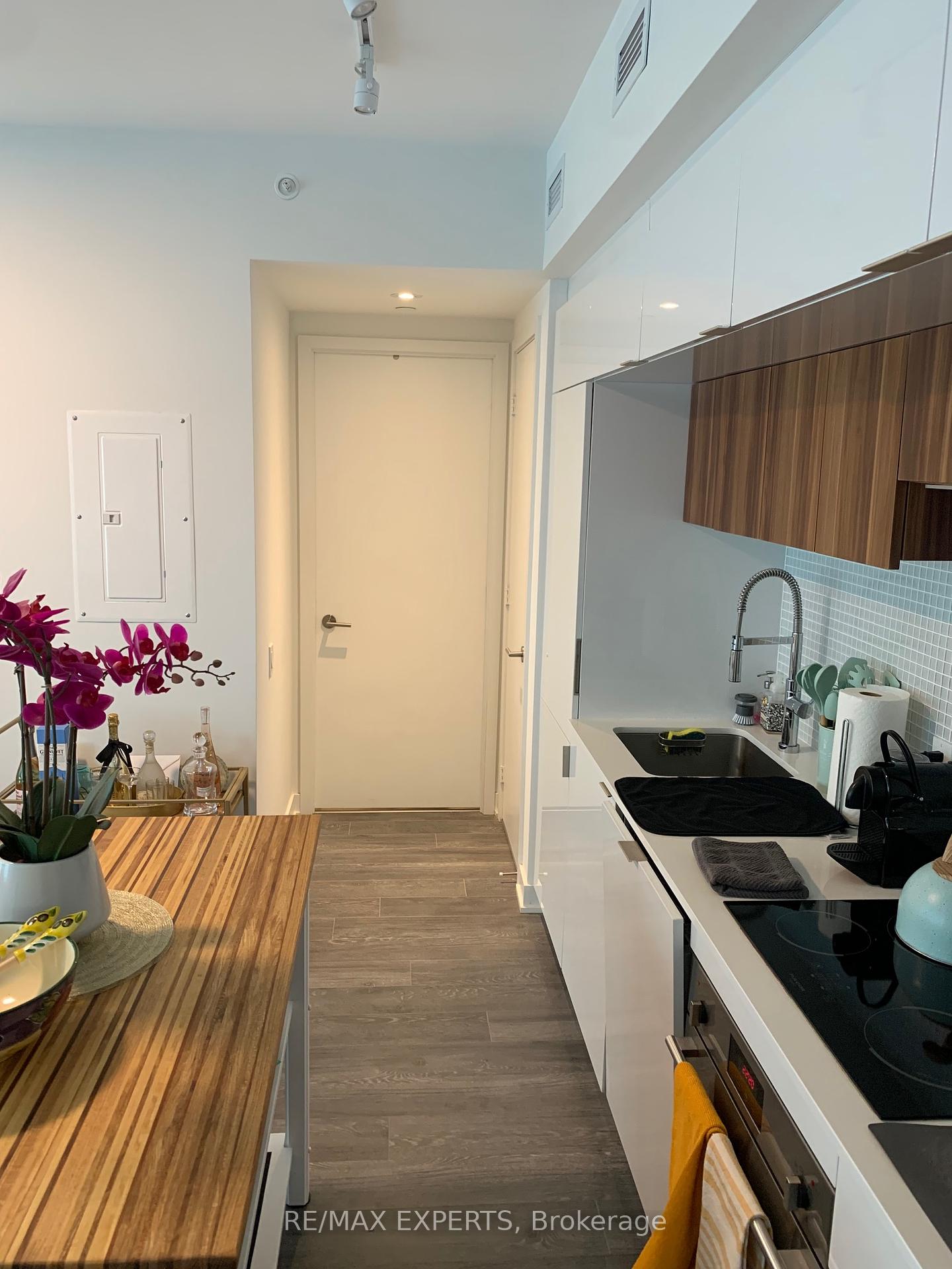 1 Bedroom Condo at 185 Roehampton, Toronto For sale