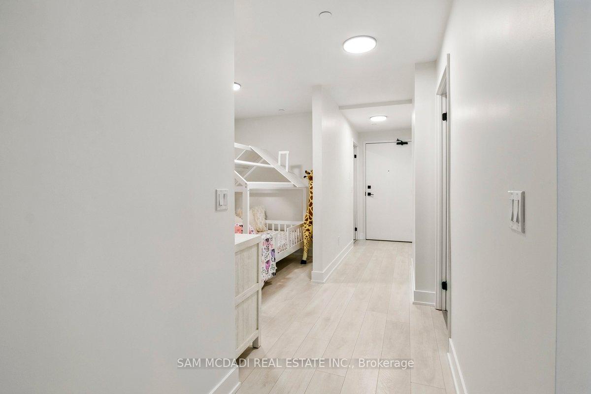 2 Bedrooms Condo at 2489 Taunton, Oakville For sale