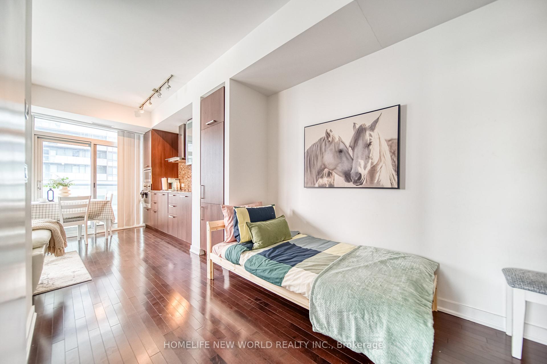 1 Bedroom Condo at 14 York, Toronto For sale