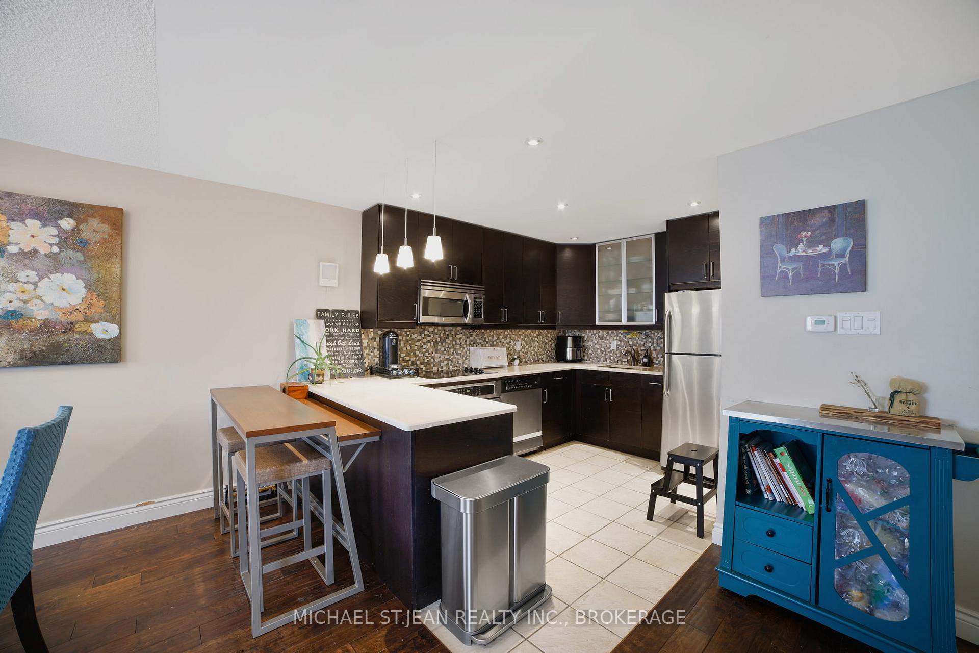 4 Bedrooms Condo at 1016 Falgarwood,  Oakville For sale
