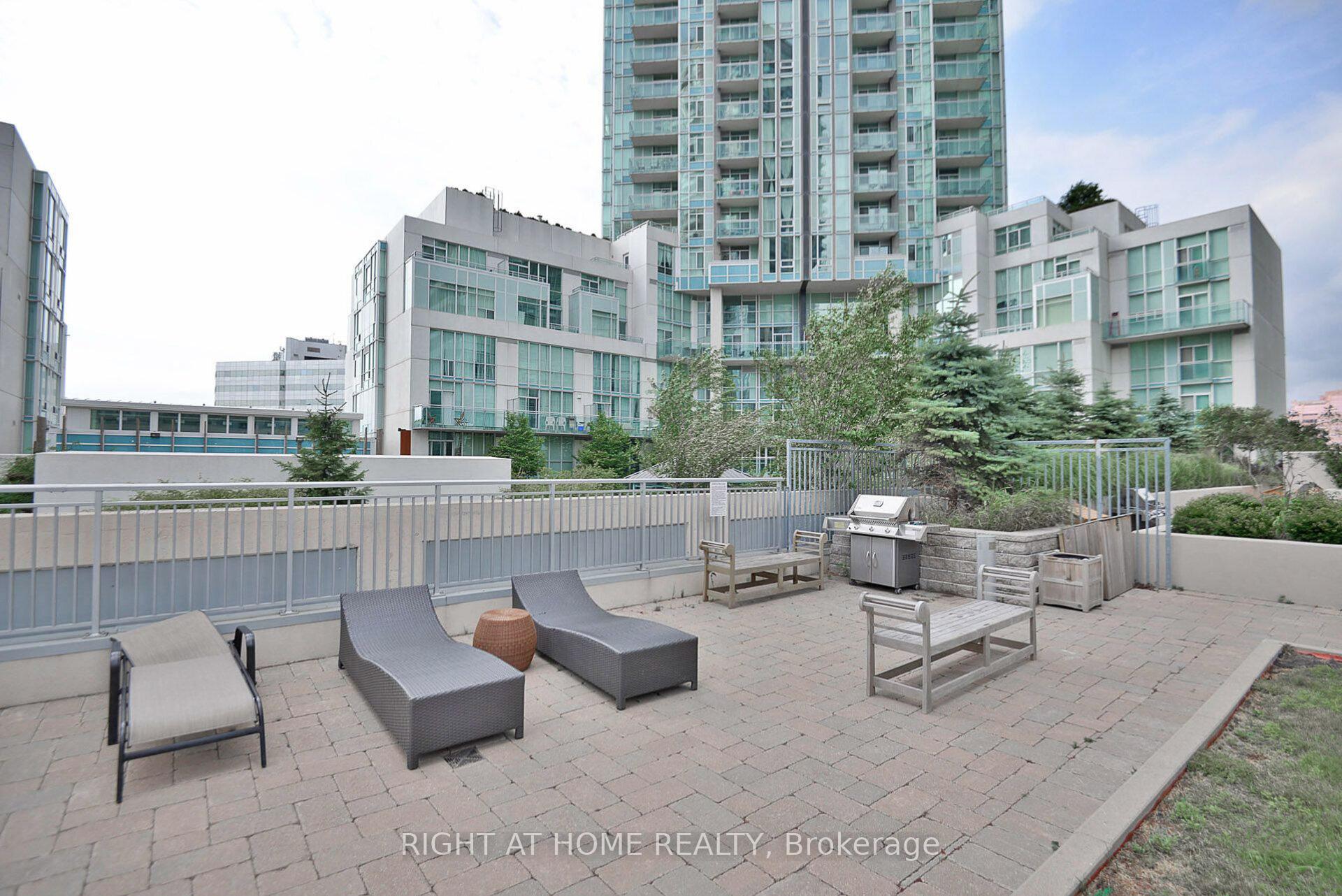 2 Bedrooms Condo at 225 Webb, Mississauga For sale