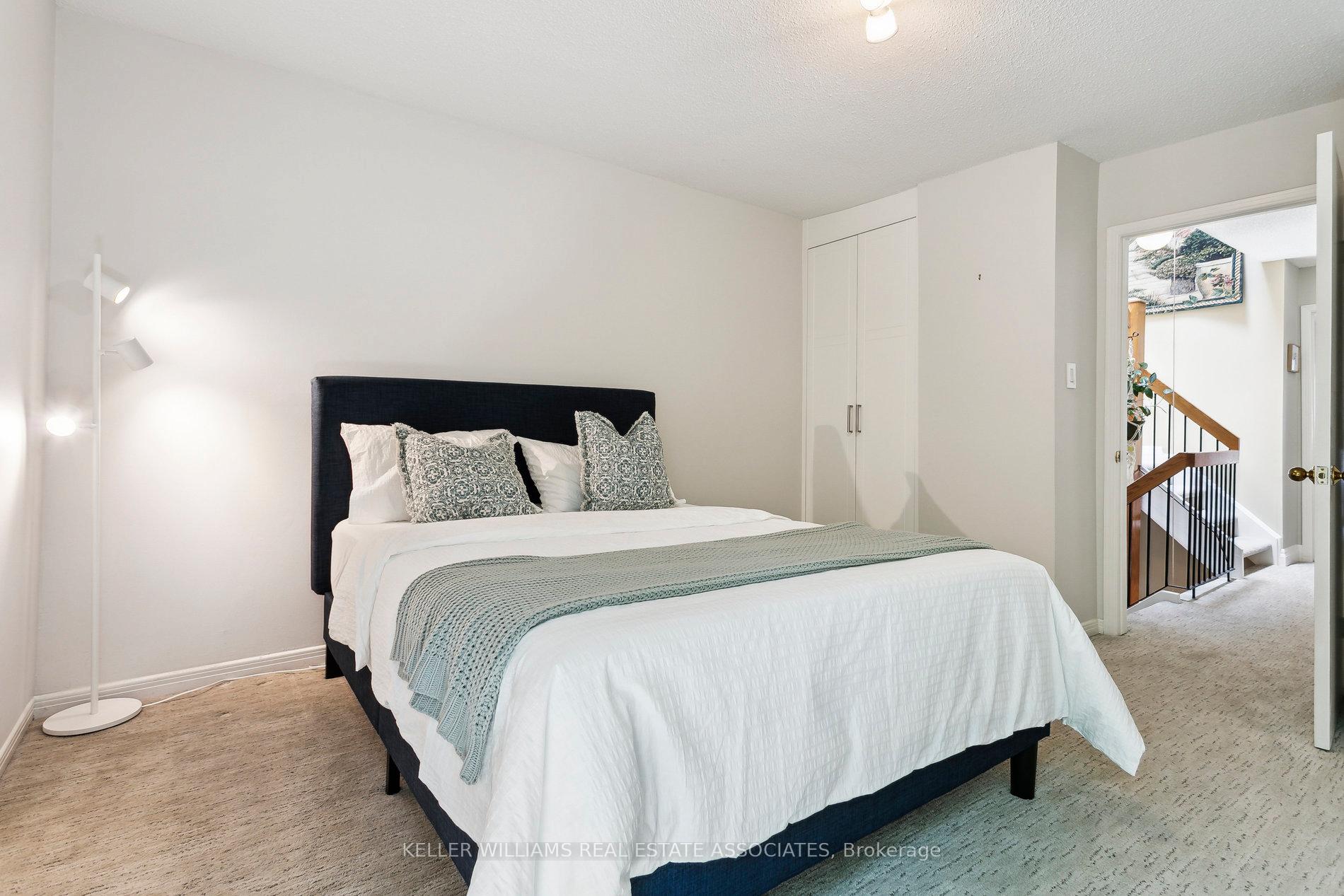 3 Bedrooms Condo at 1250 Marlborough, Oakville For sale