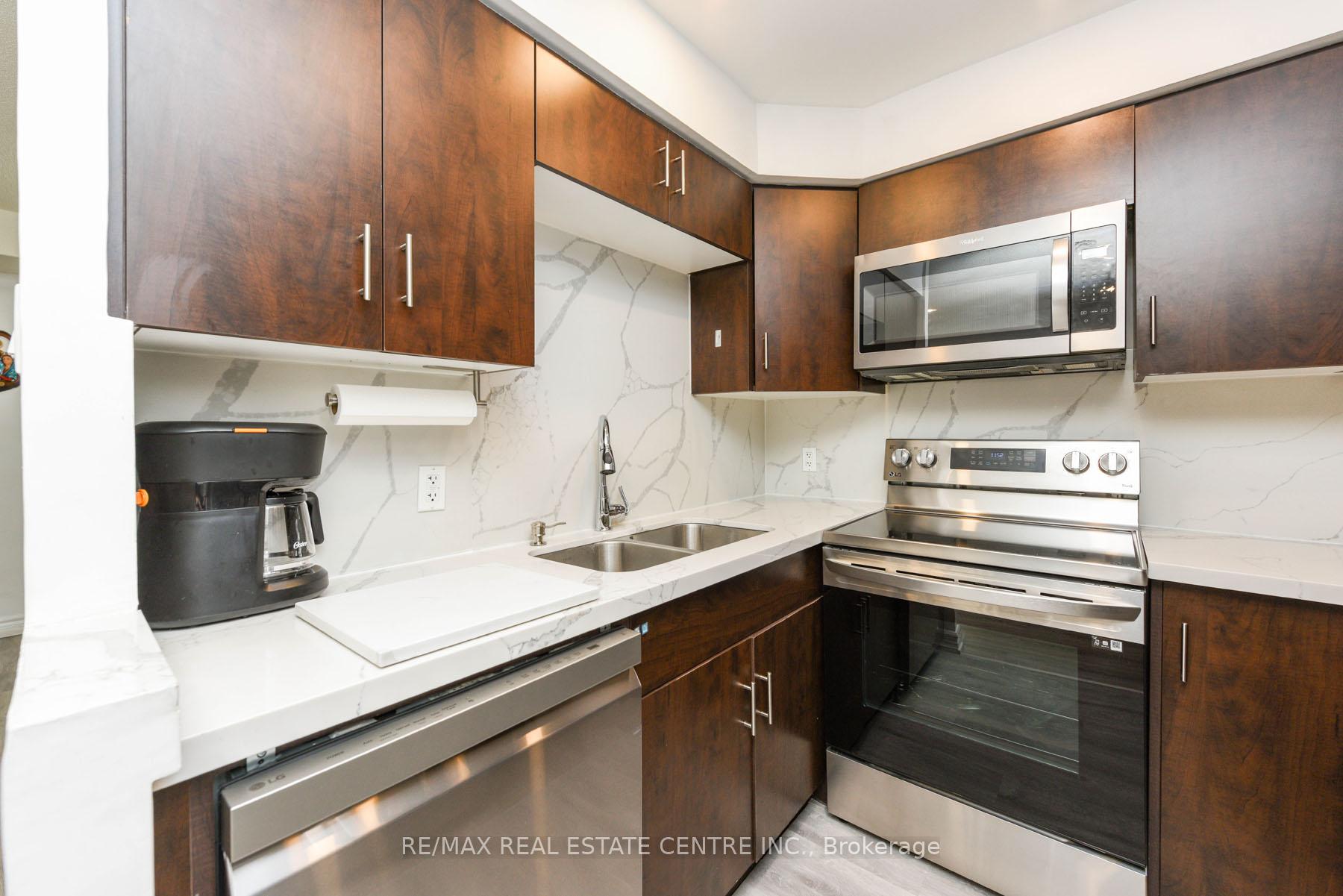 3 Bedrooms Condo at 7405 Goreway, Mississauga For sale