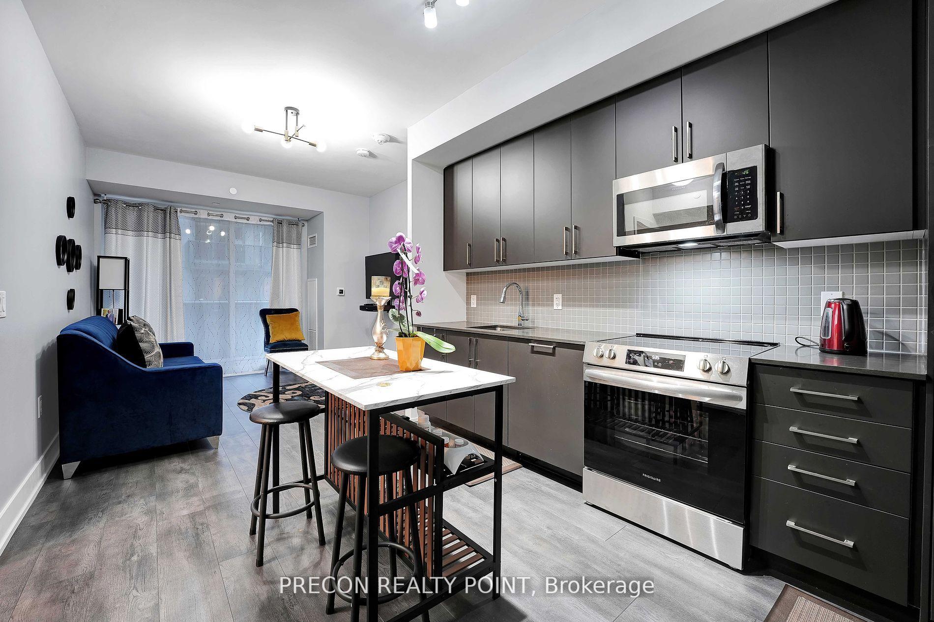 2 Bedrooms Condo at 2450 Old Bronte, Oakville For sale