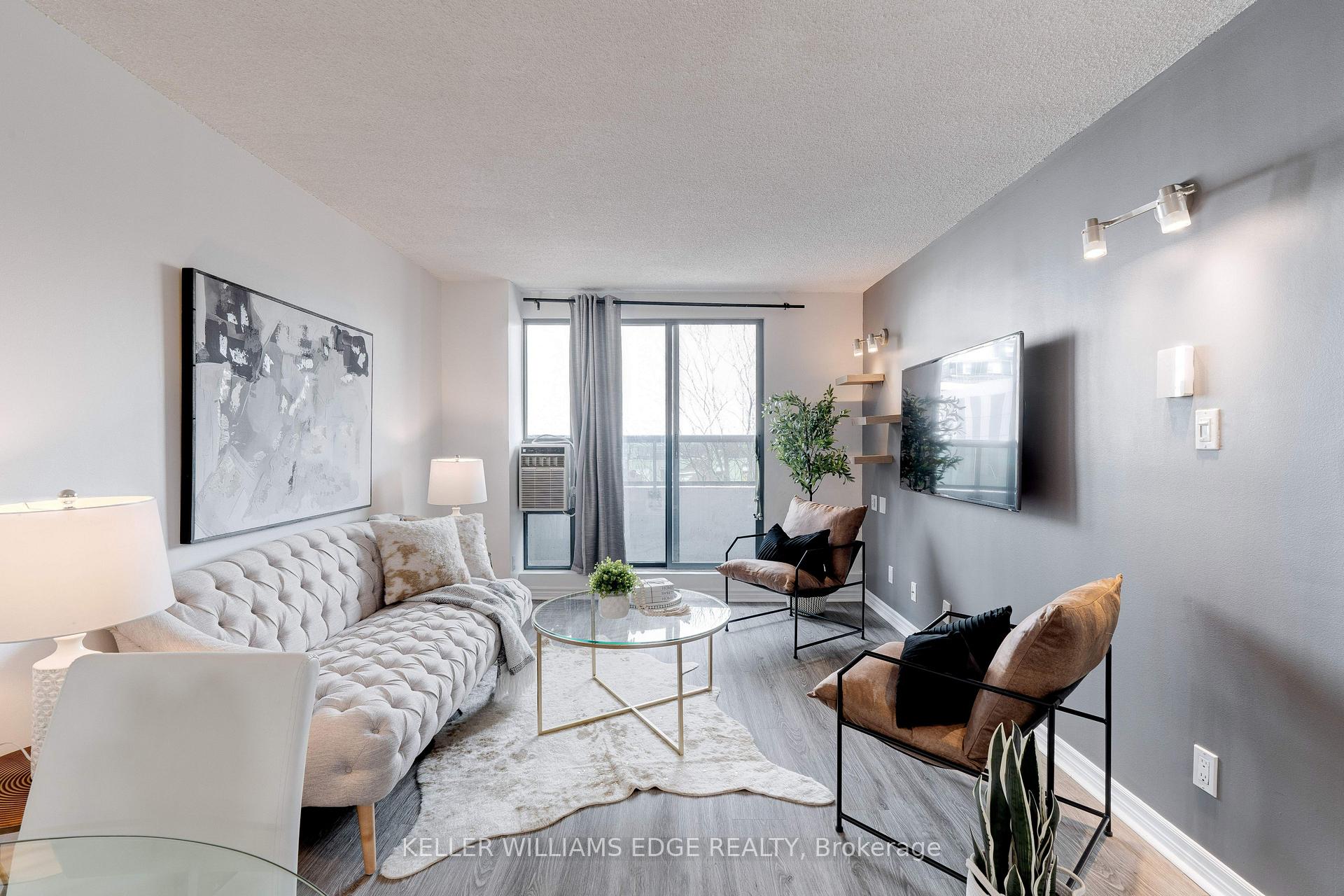 2 Bedrooms Condo at 175 Hunter, Hamilton For sale