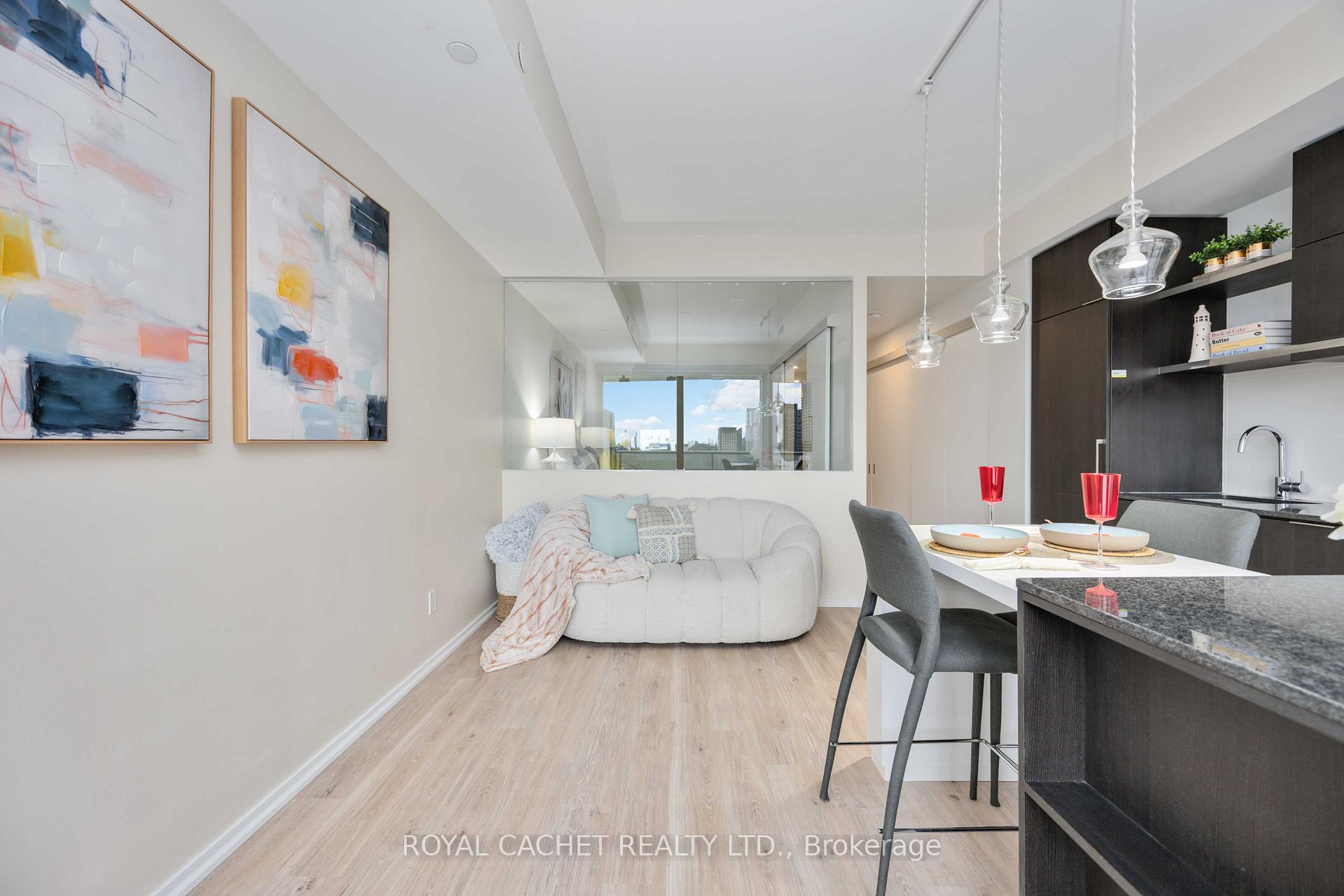 2 Bedrooms Condo at 197 Yonge,  Toronto For sale