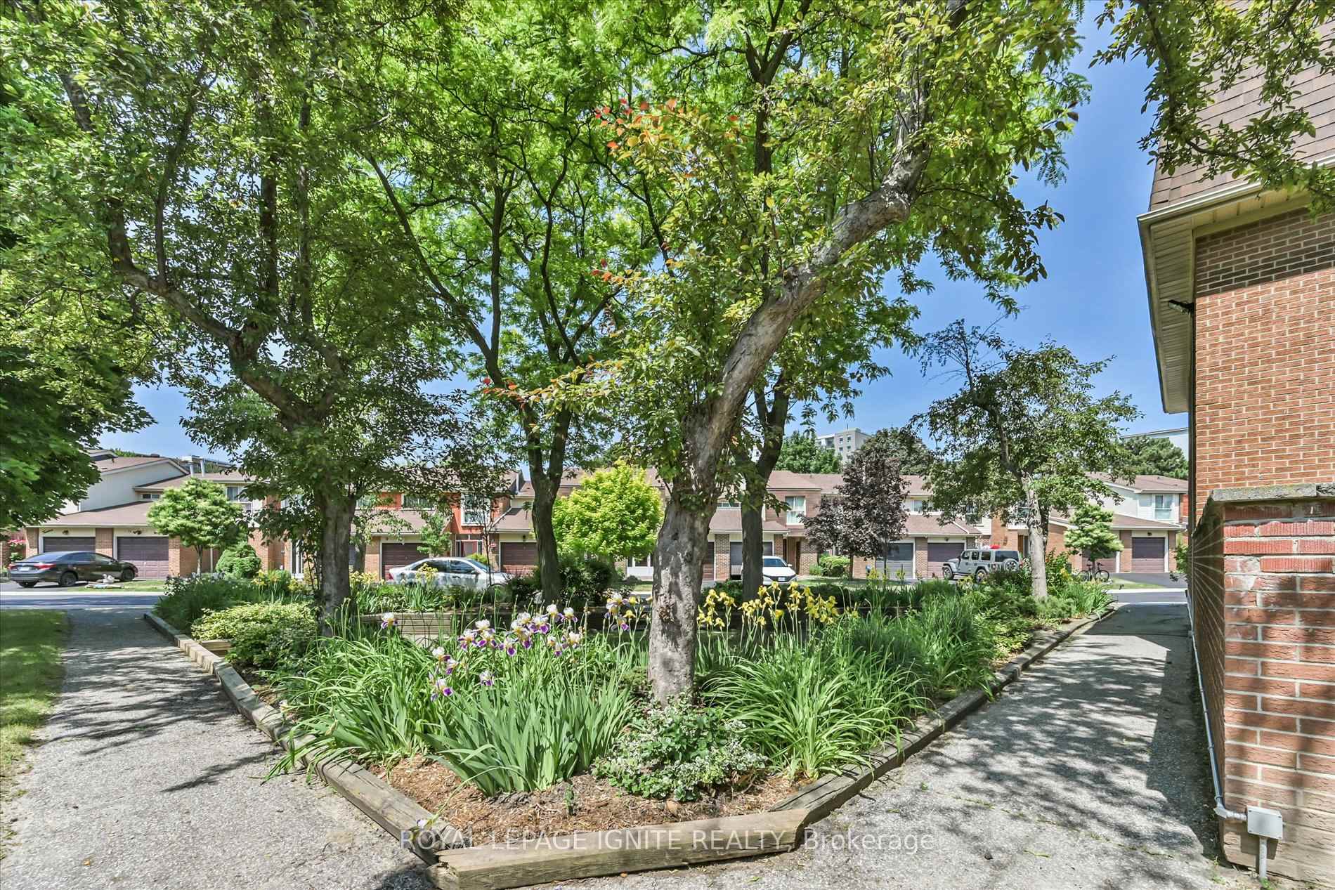 5 Bedrooms Condo at 40 Dundalk, Toronto For sale
