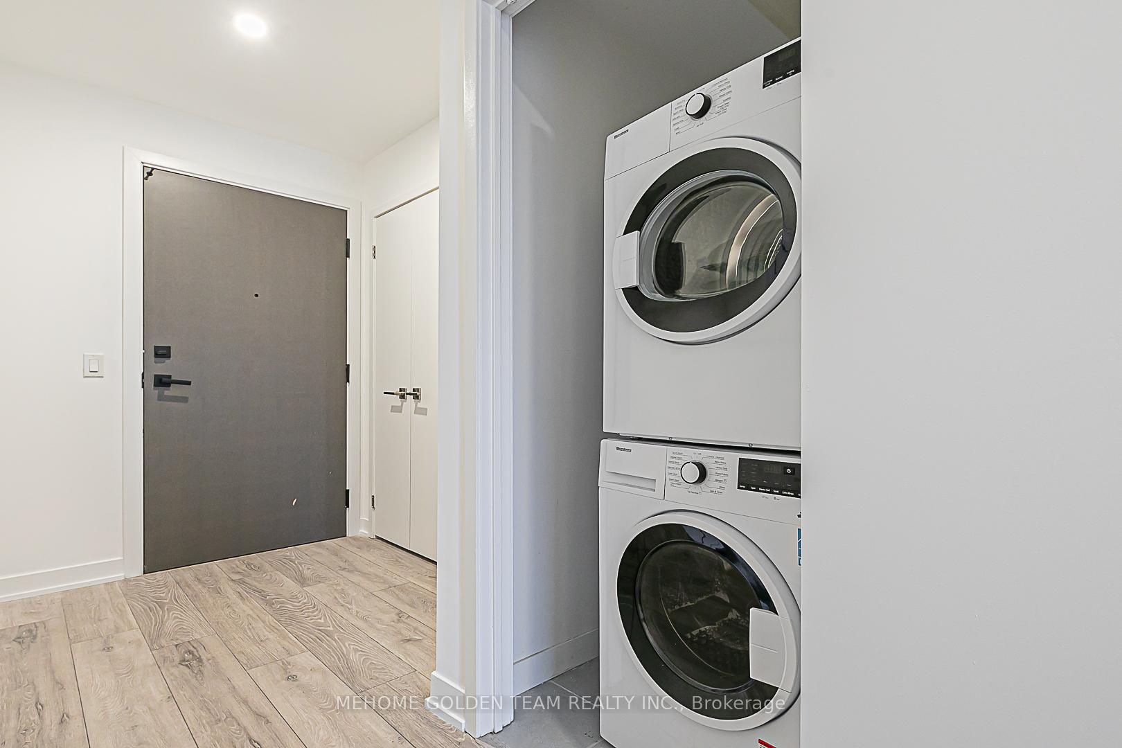 3 Bedrooms Condo at 15 Holmes, Toronto For sale