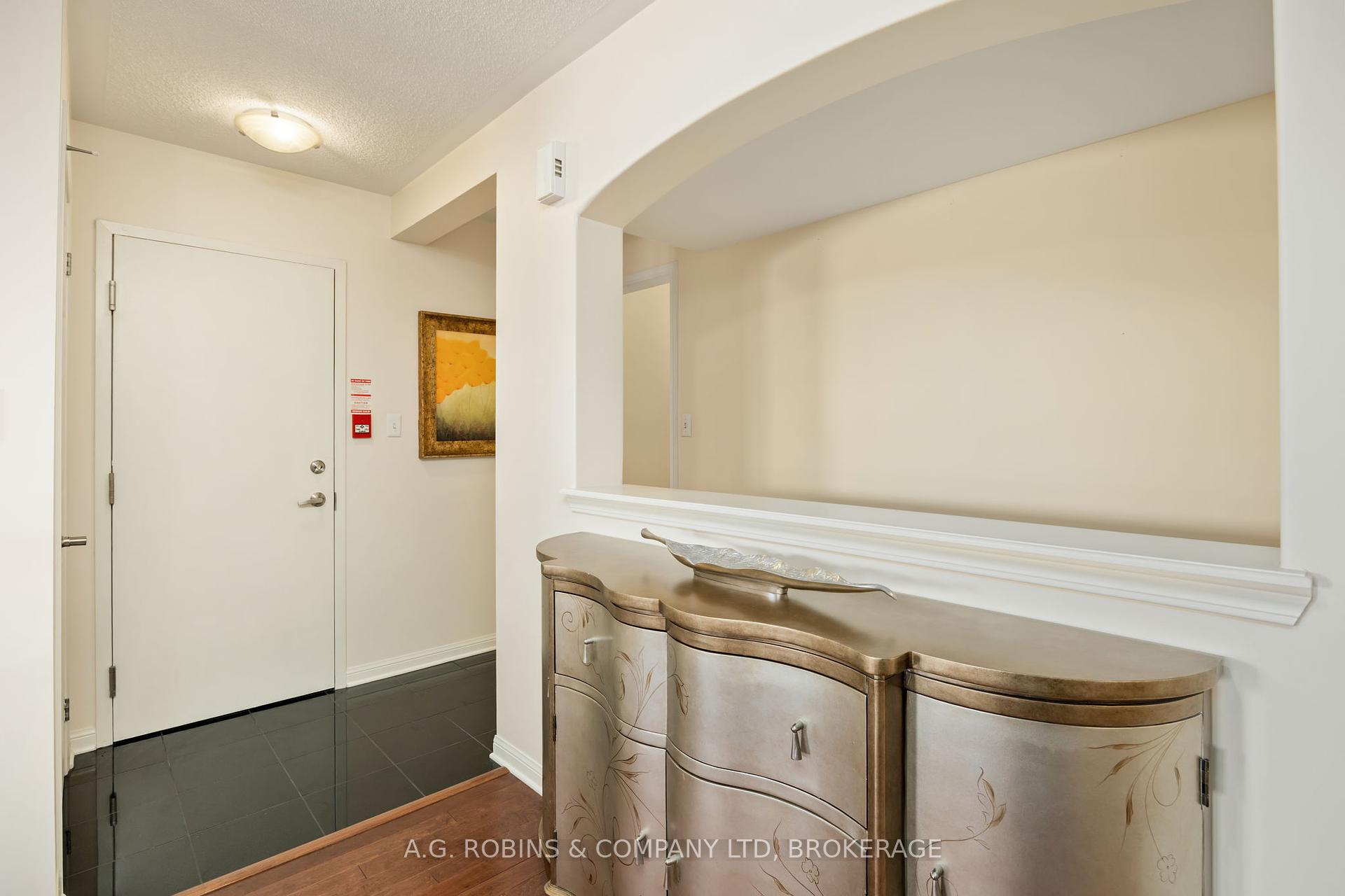 3 Bedrooms Condo at 595 Dundas, Mississauga For sale