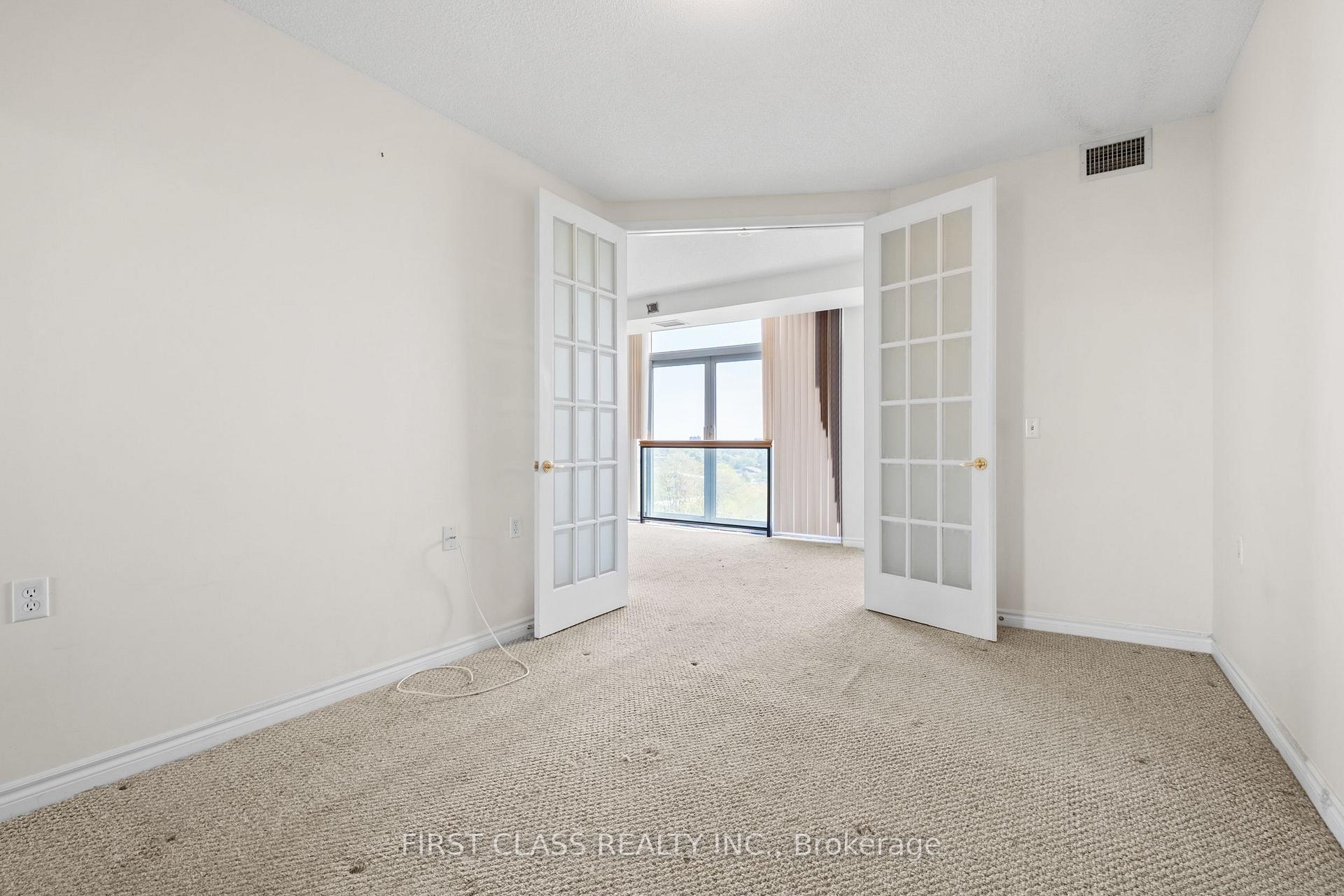 3 Bedrooms Condo at 200 Burnhamthorpe, Mississauga For sale