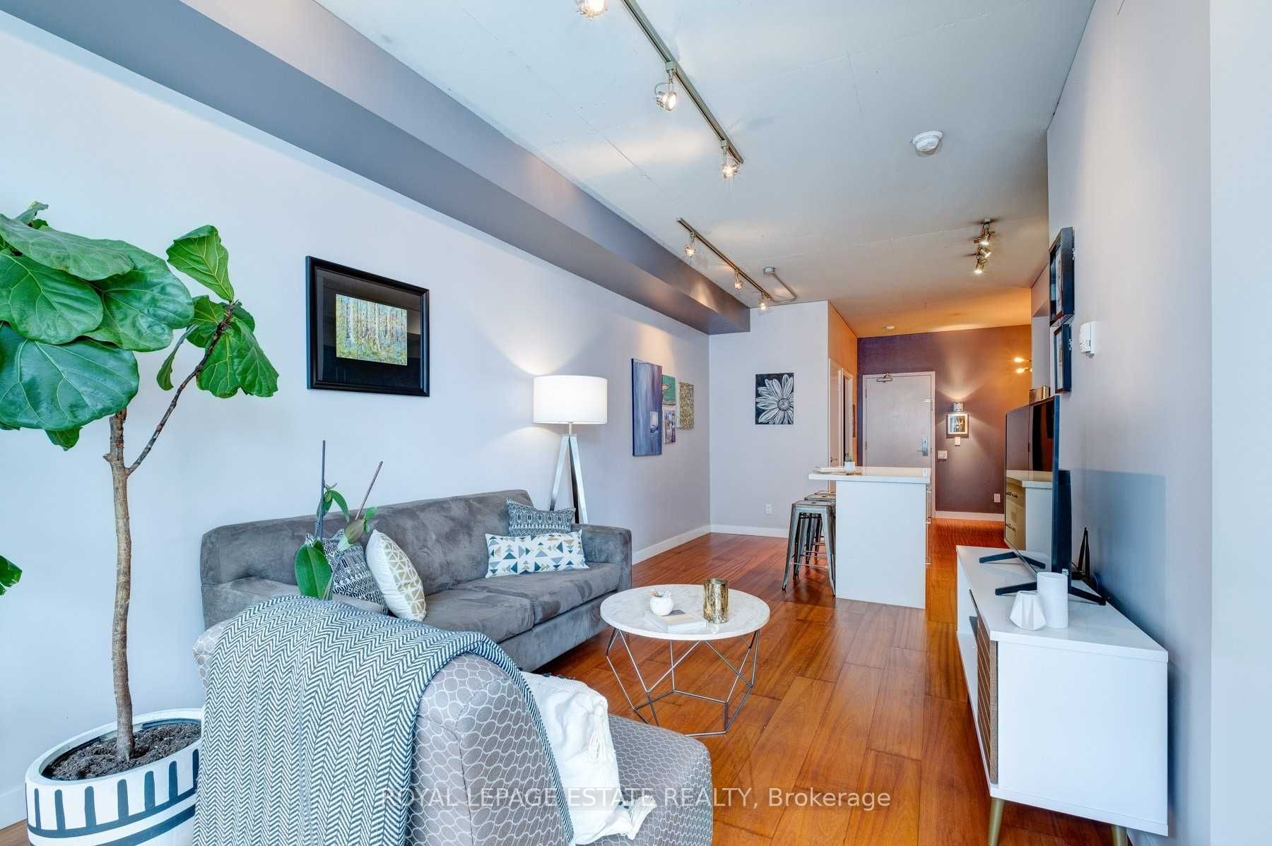 38 Niagara Street, #609