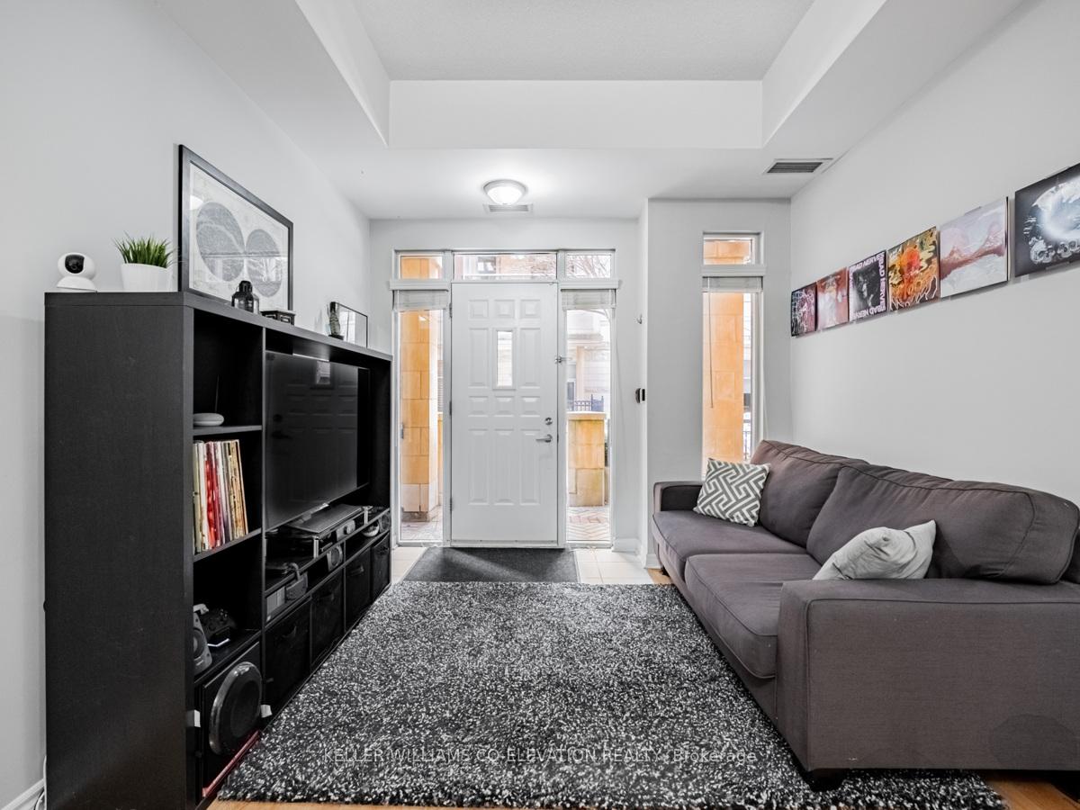 2 Bedrooms Condo at 330 Princess Royal, Mississauga For sale