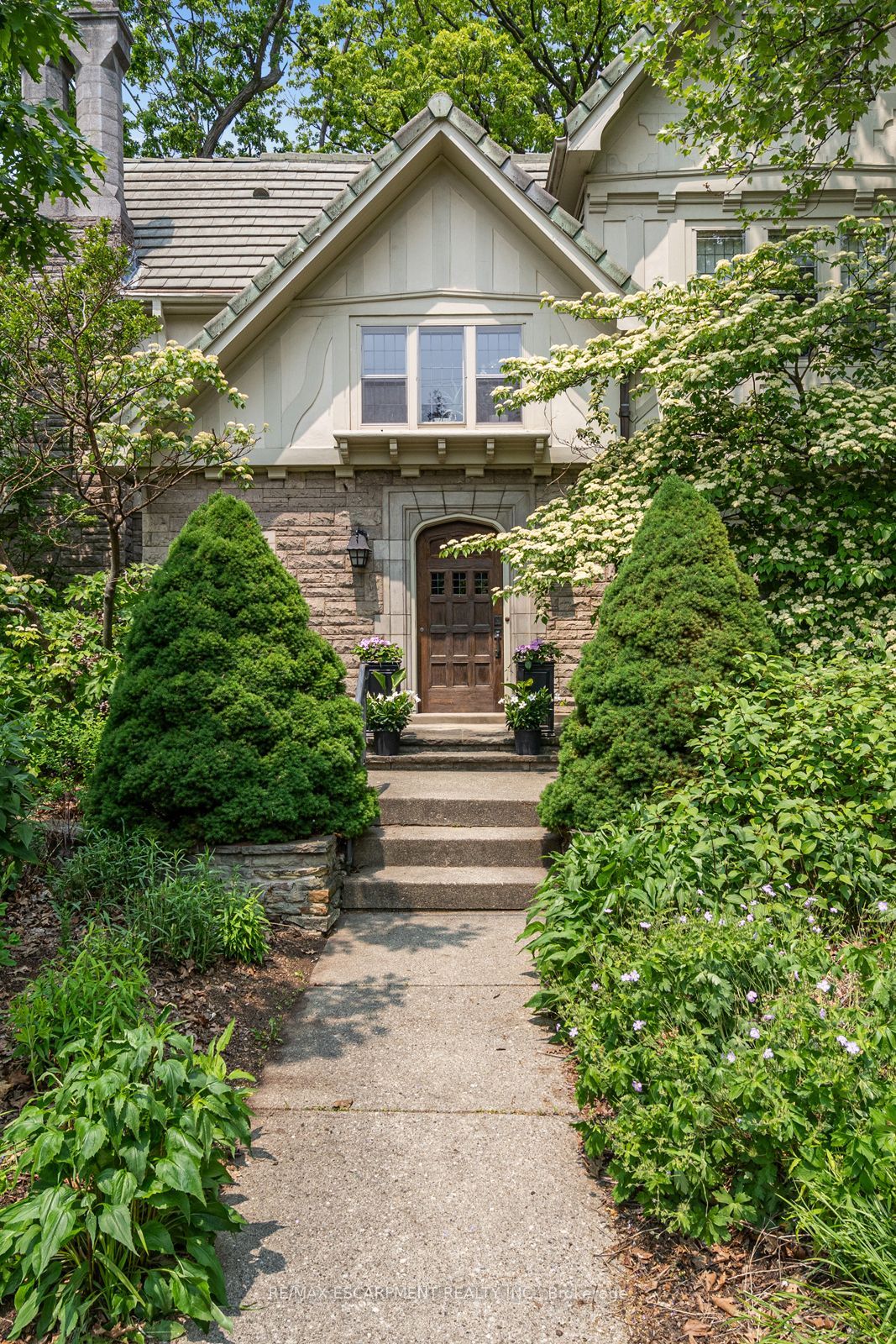 2 Oak Knoll Drive