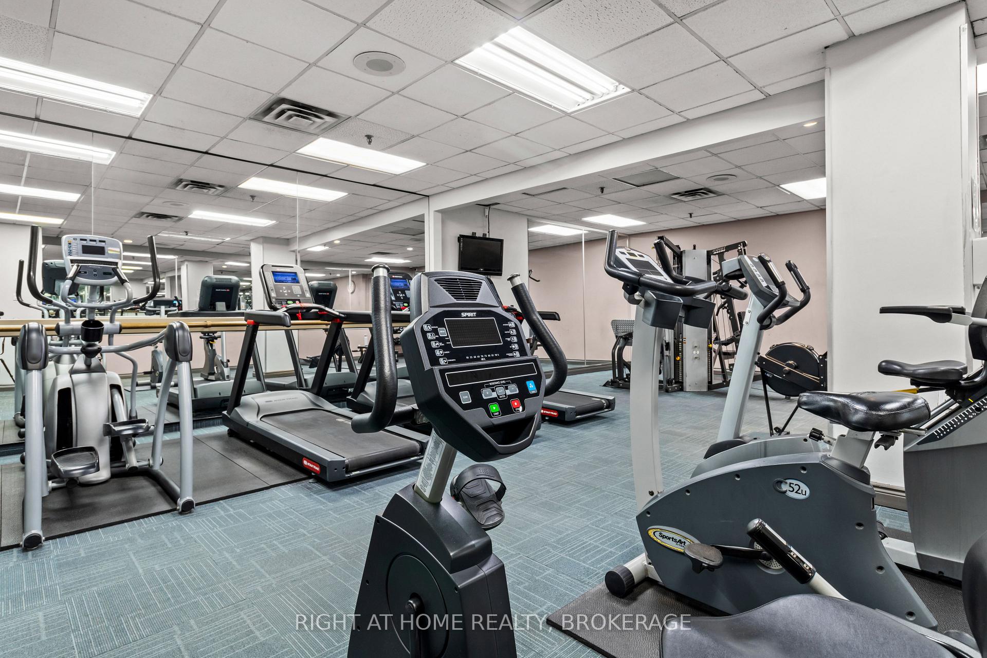 2 Bedrooms Condo at 285 Enfield, Mississauga For sale