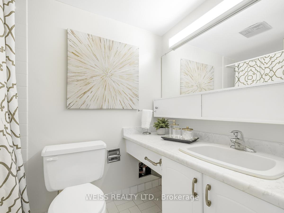 3 Bedrooms Condo at 150 Neptune,  Toronto For sale