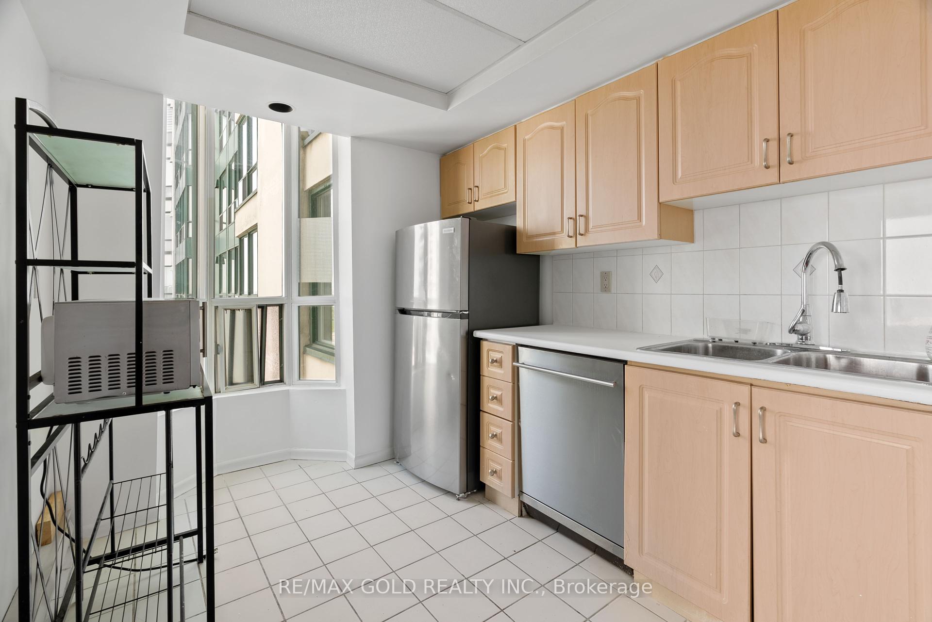 3 Bedrooms Condo at 4460 Tucana, Mississauga For sale