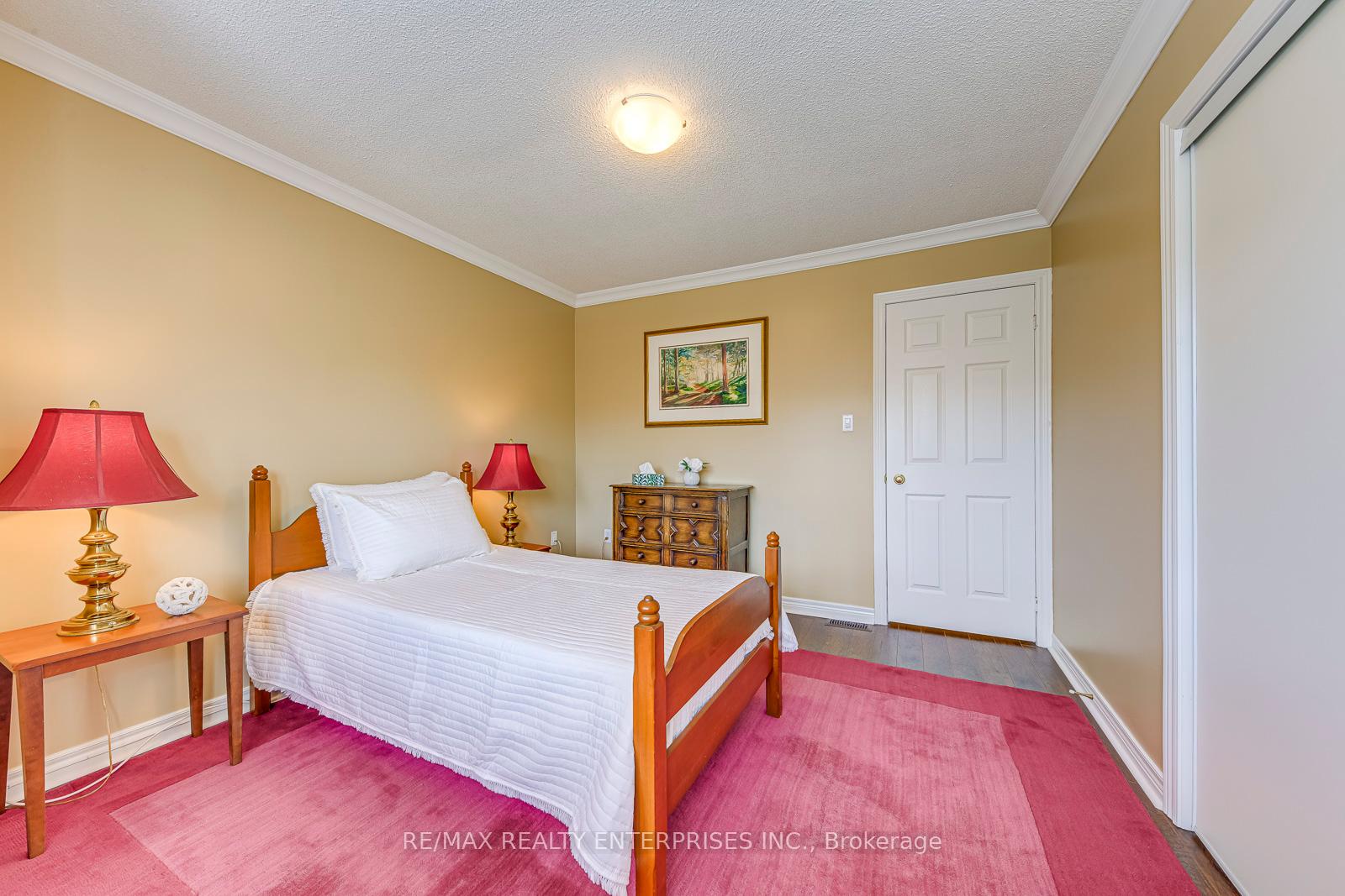 3 Bedrooms Condo at 5658 Glen Erin, Mississauga For sale