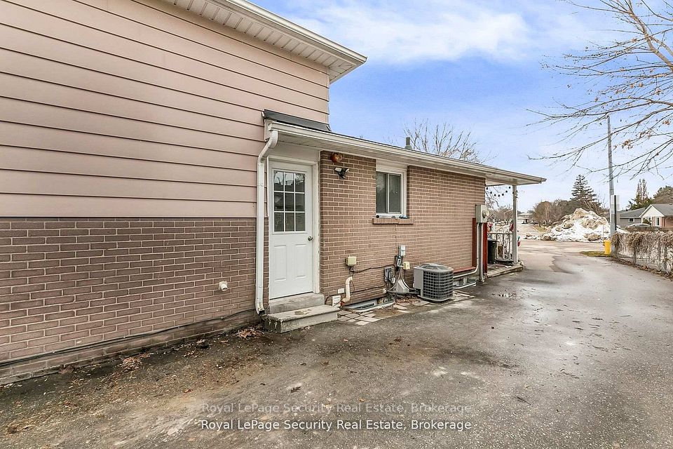 22 Burbank Place, Barrie, ON L4M 2S8