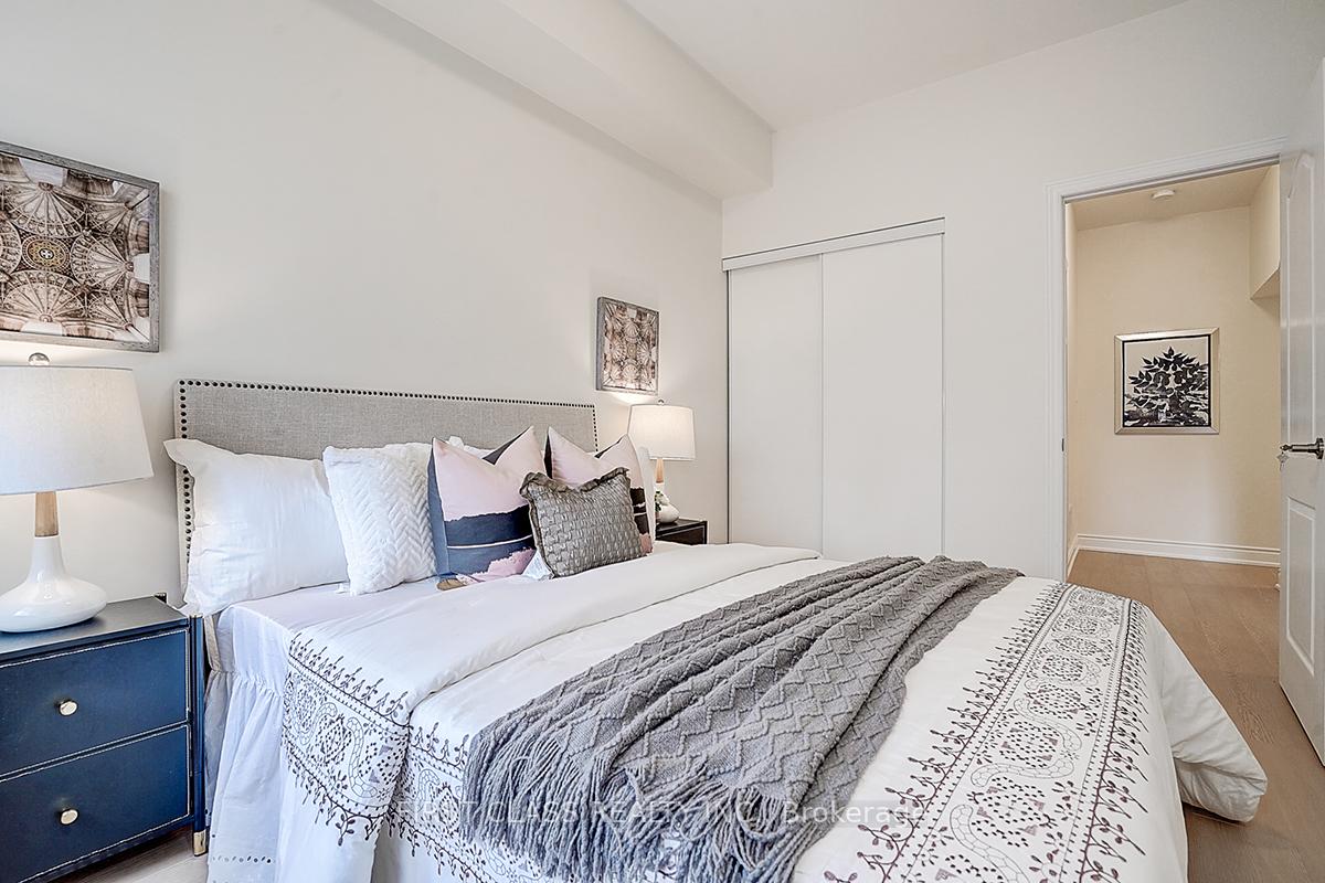 3 Bedrooms Condo at 17 Coneflower,  Toronto For sale
