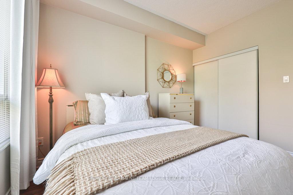 2 Bedrooms Condo at 2511 Lakeshore, Oakville For sale