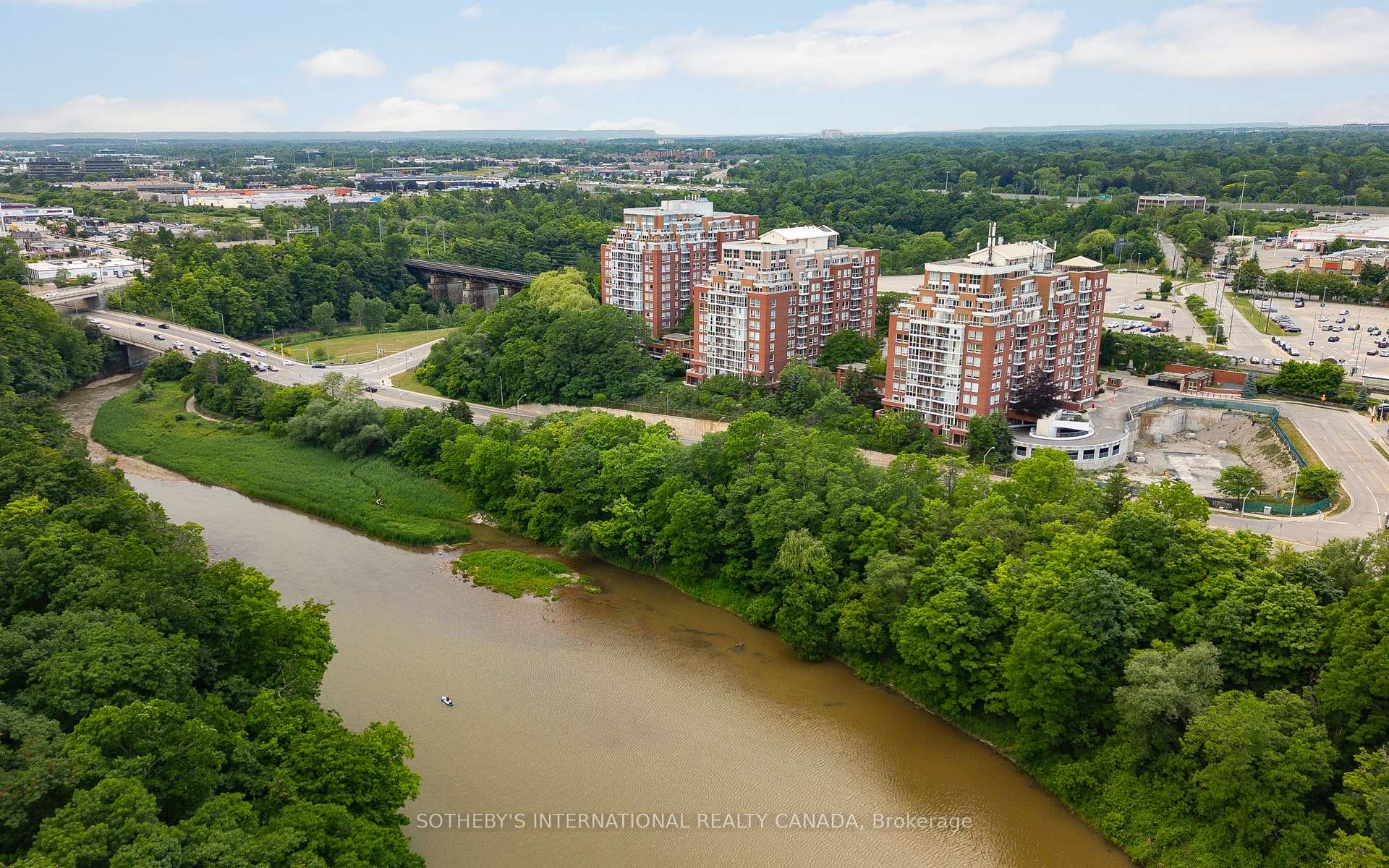2 Bedrooms Condo at 40 Old Mill, Oakville For sale
