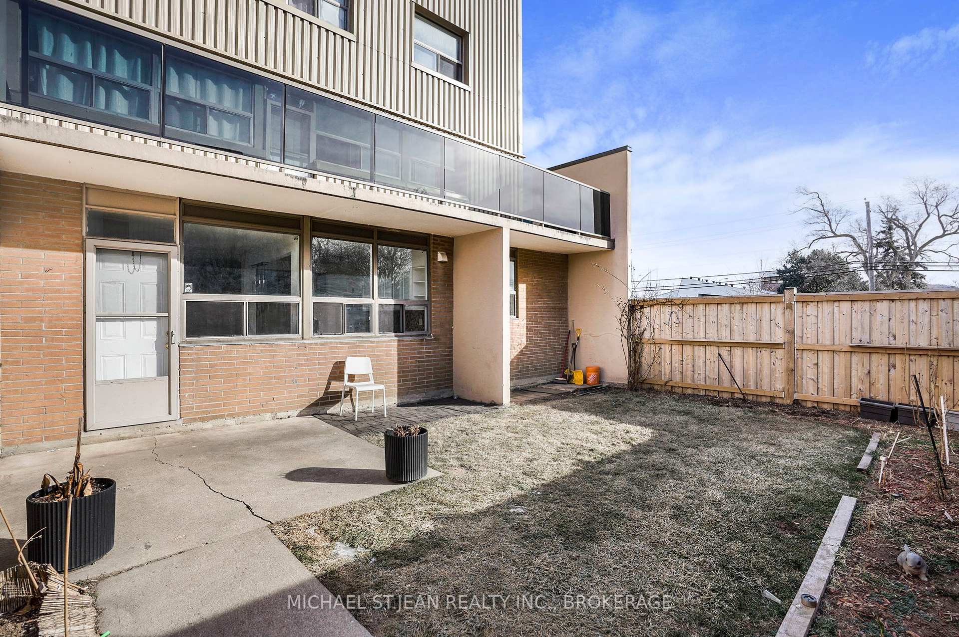 3 Bedrooms Condo at 15 Albright,  Hamilton For sale