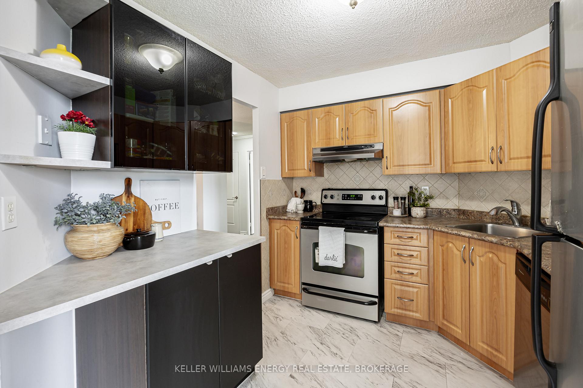 2 Bedrooms Condo at 41 Markbrook,  Toronto For sale