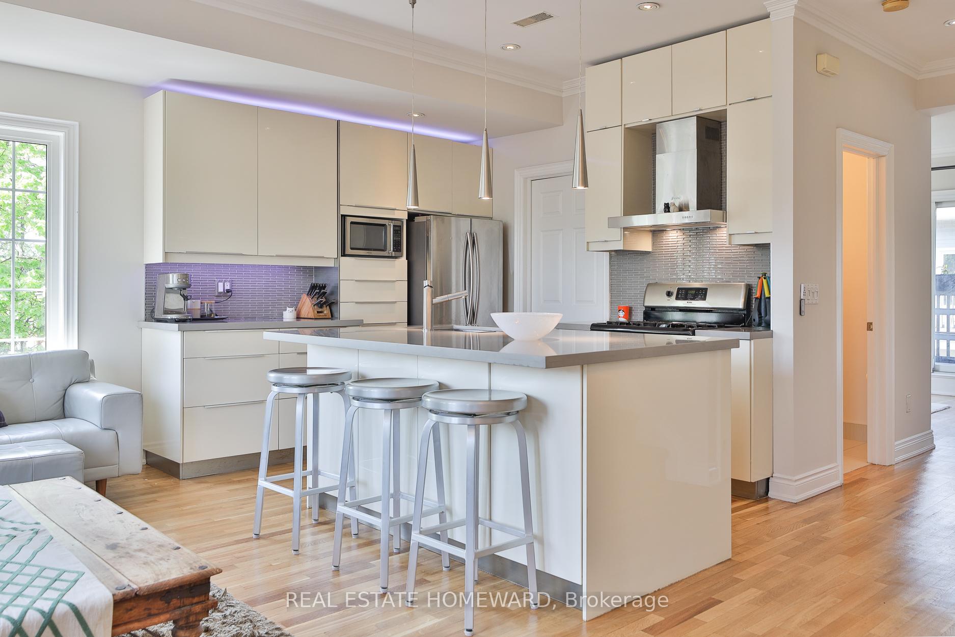 3 Bedrooms Condo at 36 Rusholme Park, Toronto For sale