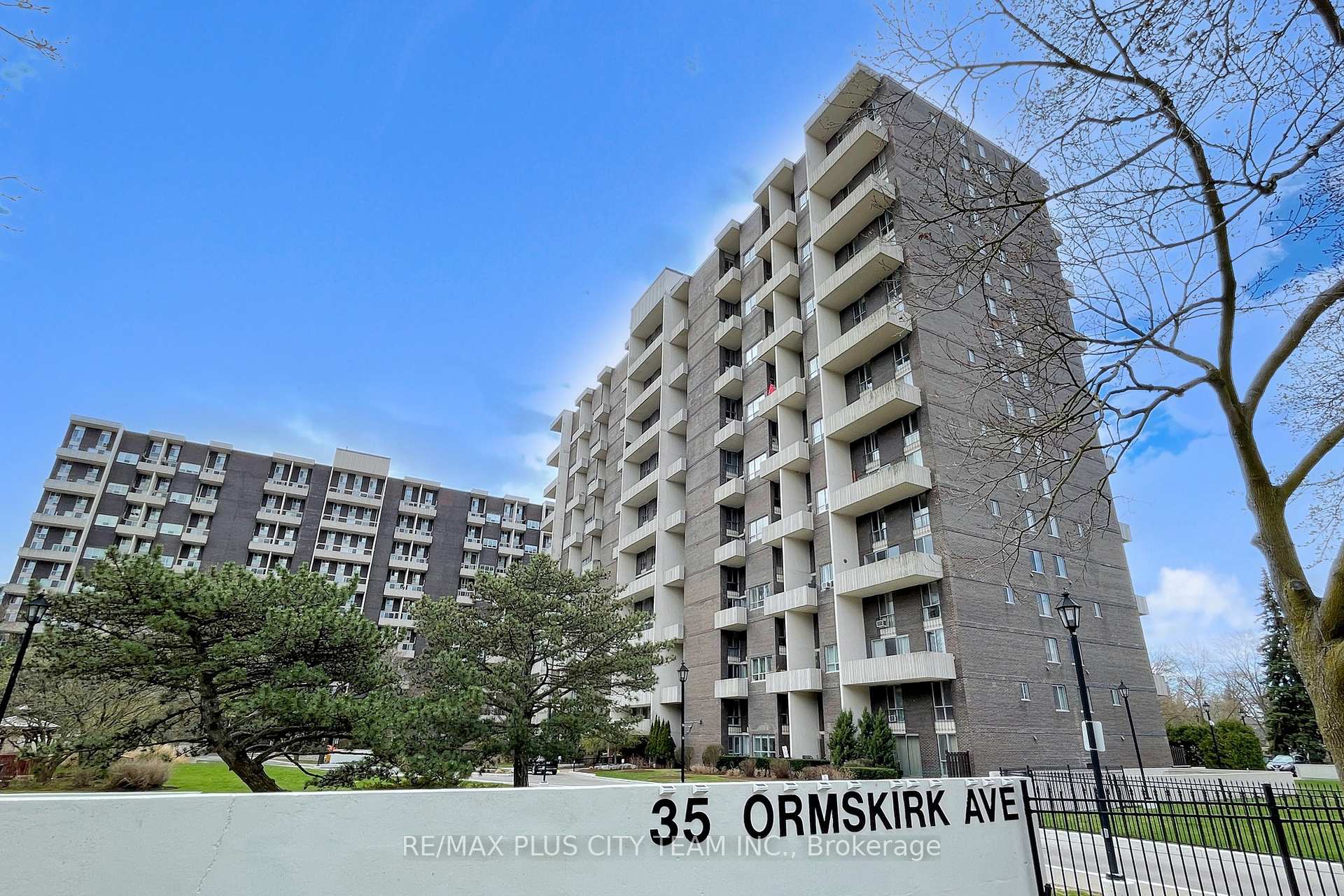 4 Bedrooms Condo at 35 Ormskirk, Toronto For sale
