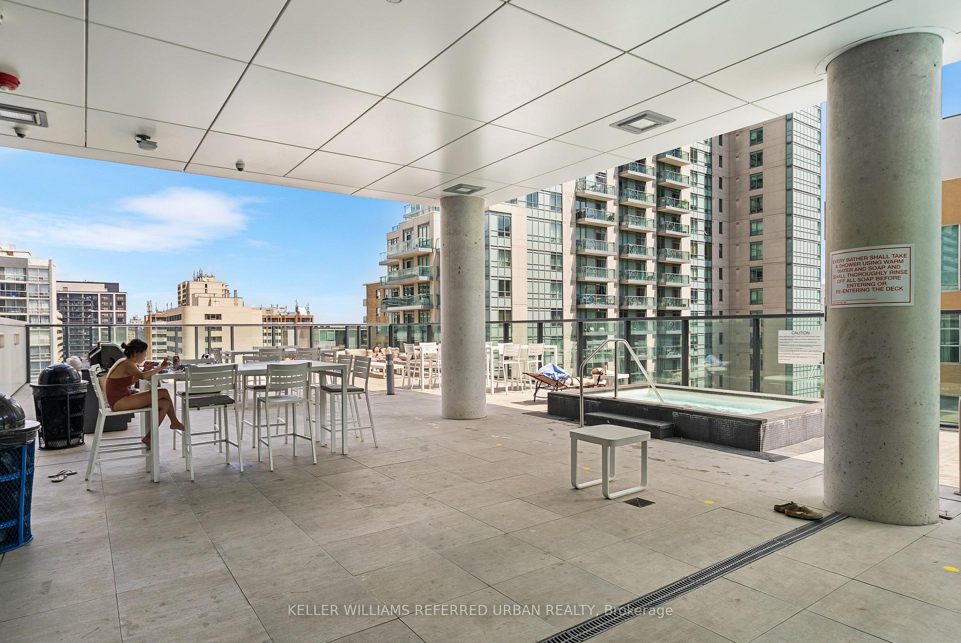 2 Bedrooms Condo at 185 Roehampton, Toronto For sale