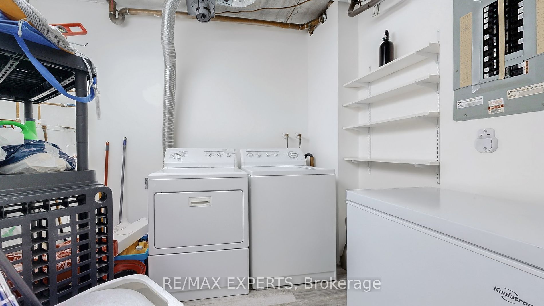 85 Wellington Street W 211
