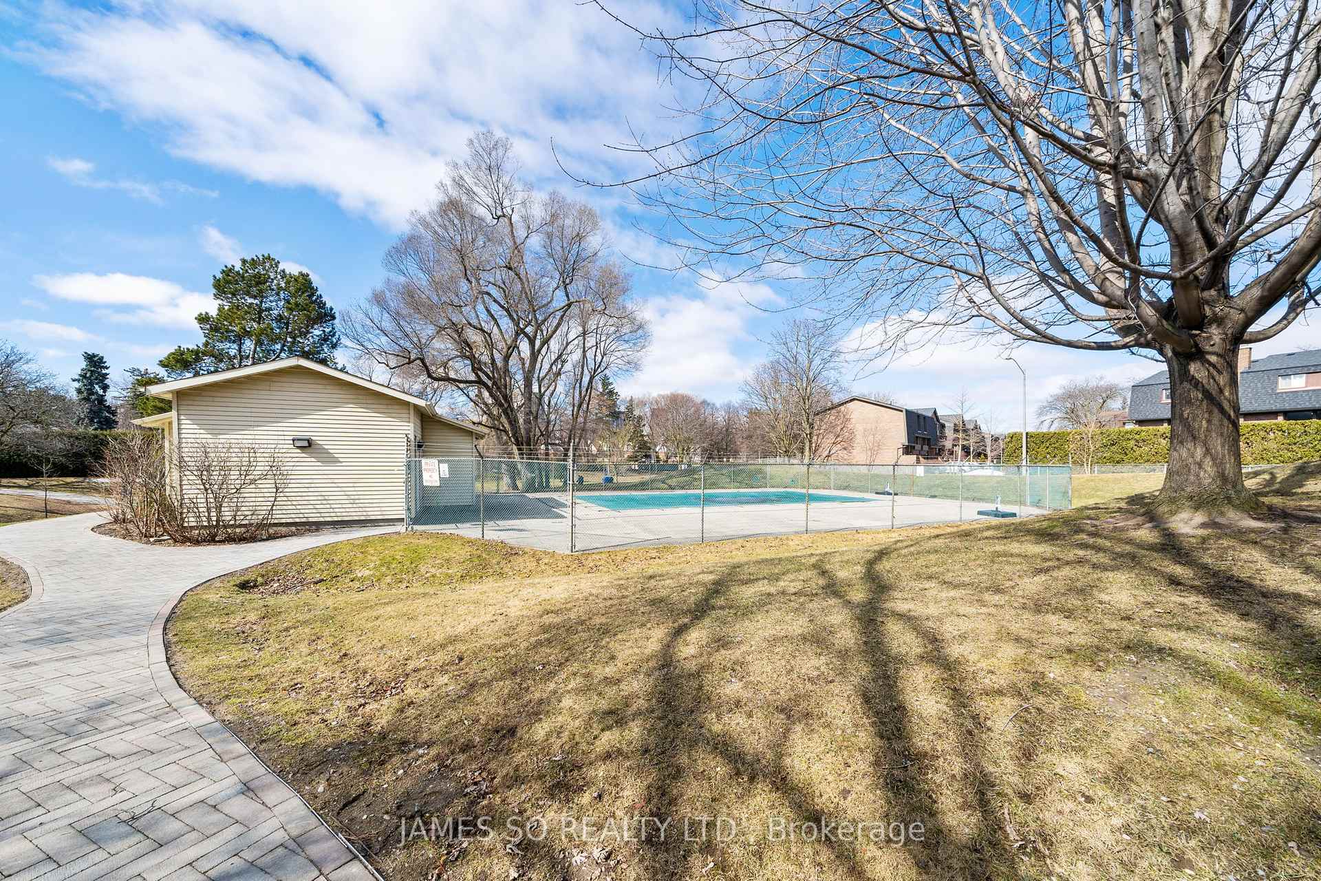 3 Bedrooms Condo at 20 Fashion Roseway,  Toronto For sale